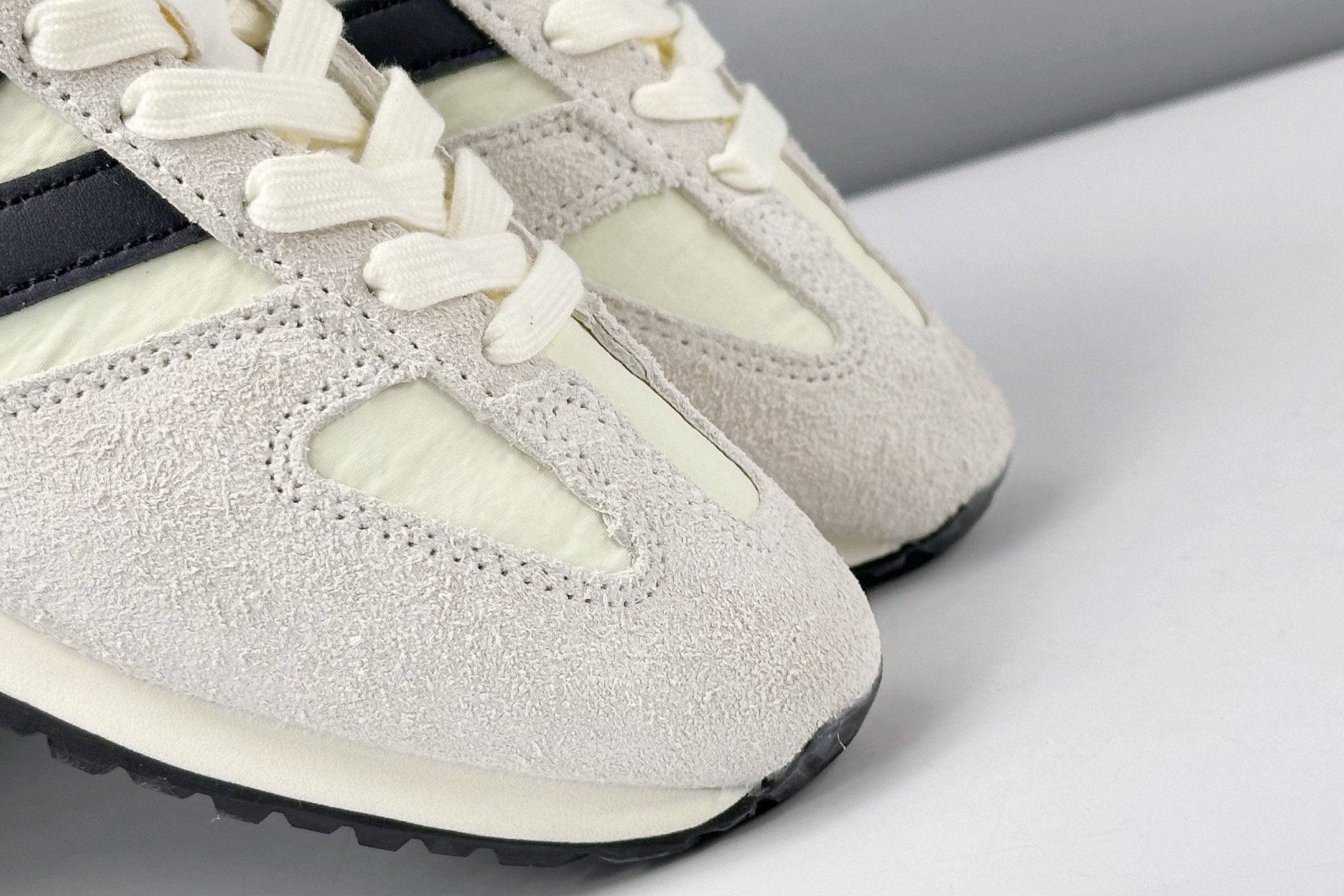 放店💰150
New Balance NB471 充正品质
经典复古时髦 休闲跑步鞋 
完美平衡了复古腔调与现代舒适
这双承载着时空对话的跑鞋 
正在用毫米级的细节革新 
书写复古运动鞋的新纪元 
当别人在追逐5cm气垫时 New Balance用471系列证明 真正的潮流 从来不是盲目堆砌
而是让每个时代的美好都能被重新看见
货号: U471AM
尺码：36 37 37.5 38 38.5 39.5 40 40.5 41.5 42 42.5 43 44 44.5 45