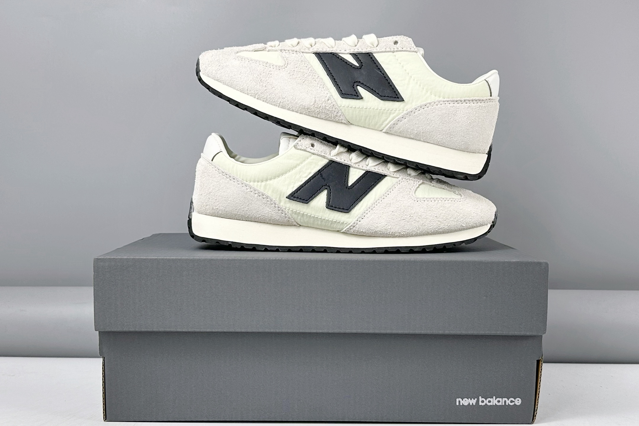 放店💰150
New Balance NB471 充正品质
经典复古时髦 休闲跑步鞋 
完美平衡了复古腔调与现代舒适
这双承载着时空对话的跑鞋 
正在用毫米级的细节革新 
书写复古运动鞋的新纪元 
当别人在追逐5cm气垫时 New Balance用471系列证明 真正的潮流 从来不是盲目堆砌
而是让每个时代的美好都能被重新看见
货号: U471AM
尺码：36 37 37.5 38 38.5 39.5 40 40.5 41.5 42 42.5 43 44 44.5 45