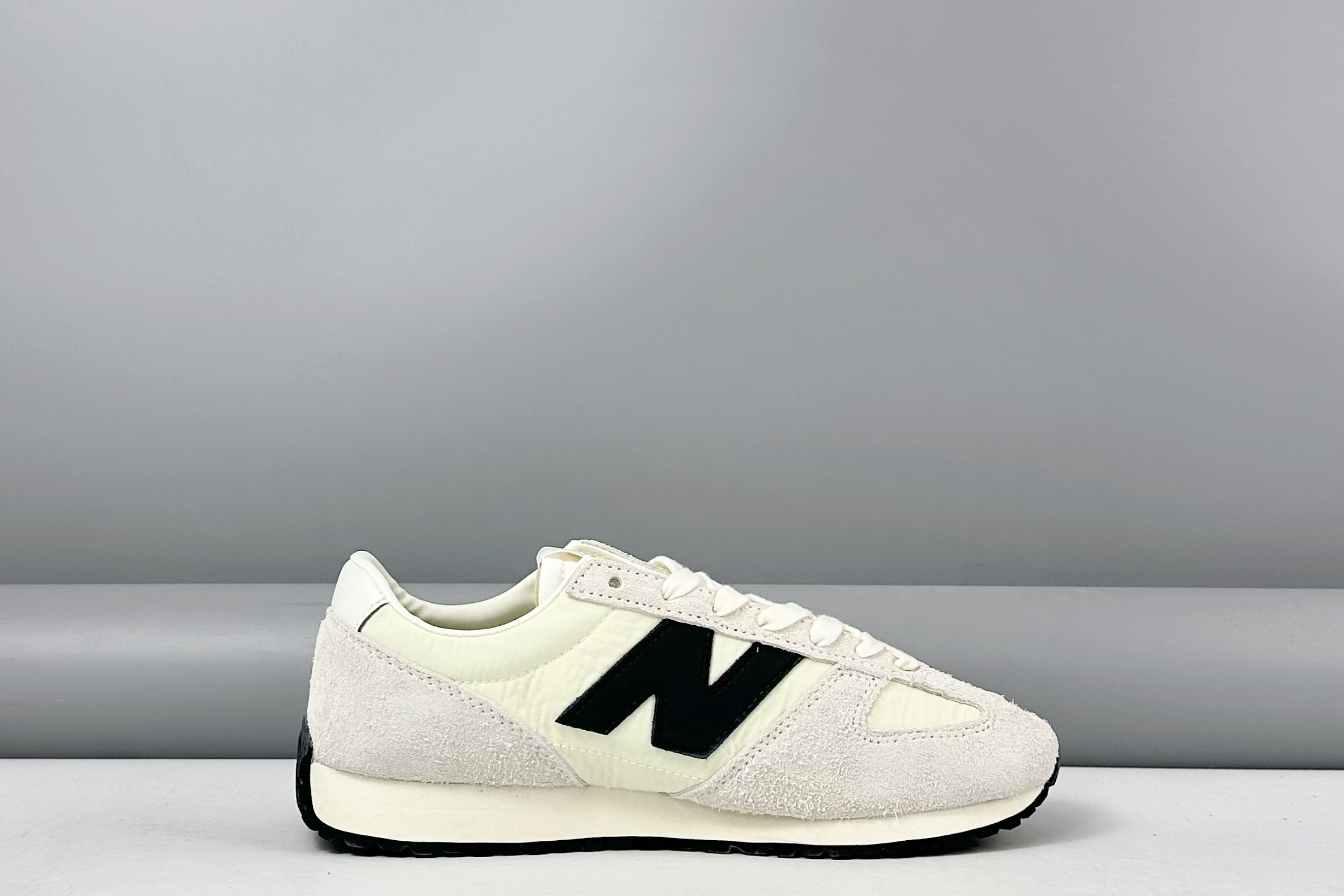 放店💰150
New Balance NB471 充正品质
经典复古时髦 休闲跑步鞋 
完美平衡了复古腔调与现代舒适
这双承载着时空对话的跑鞋 
正在用毫米级的细节革新 
书写复古运动鞋的新纪元 
当别人在追逐5cm气垫时 New Balance用471系列证明 真正的潮流 从来不是盲目堆砌
而是让每个时代的美好都能被重新看见
货号: U471AM
尺码：36 37 37.5 38 38.5 39.5 40 40.5 41.5 42 42.5 43 44 44.5 45