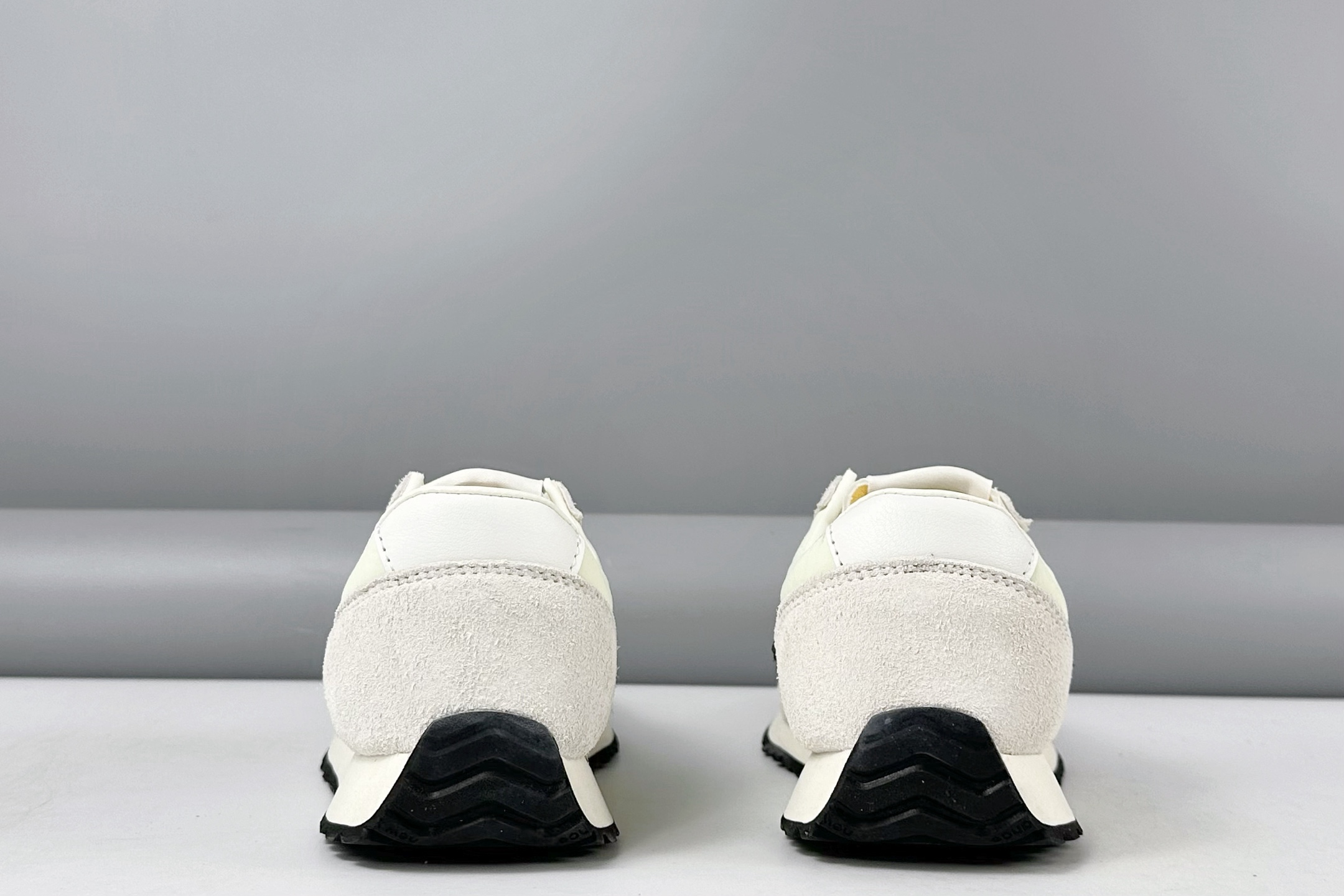 放店💰150
New Balance NB471 充正品质
经典复古时髦 休闲跑步鞋 
完美平衡了复古腔调与现代舒适
这双承载着时空对话的跑鞋 
正在用毫米级的细节革新 
书写复古运动鞋的新纪元 
当别人在追逐5cm气垫时 New Balance用471系列证明 真正的潮流 从来不是盲目堆砌
而是让每个时代的美好都能被重新看见
货号: U471AM
尺码：36 37 37.5 38 38.5 39.5 40 40.5 41.5 42 42.5 43 44 44.5 45