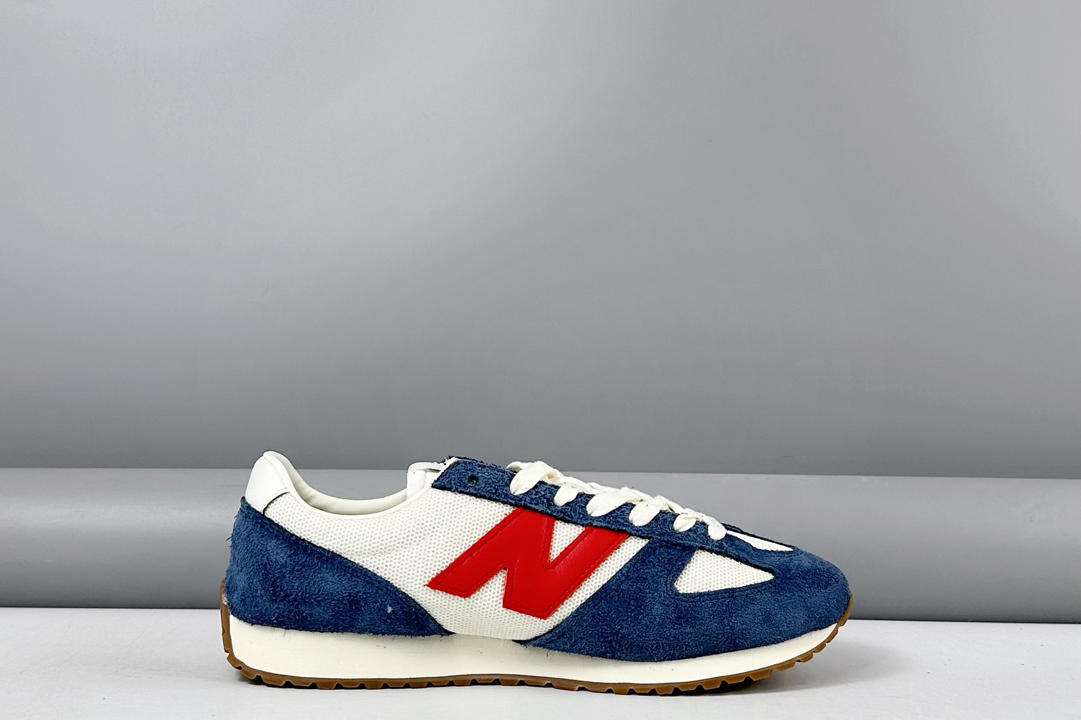 放店💰150
New Balance NB471 充正品质
经典复古时髦 休闲跑步鞋 
完美平衡了复古腔调与现代舒适
这双承载着时空对话的跑鞋 
正在用毫米级的细节革新 
书写复古运动鞋的新纪元 
当别人在追逐5cm气垫时 New Balance用471系列证明 真正的潮流 从来不是盲目堆砌
而是让每个时代的美好都能被重新看见
货号: U471AM
尺码：36 37 37.5 38 38.5 39.5 40 40.5 41.5 42 42.5 43 44 44.5 45