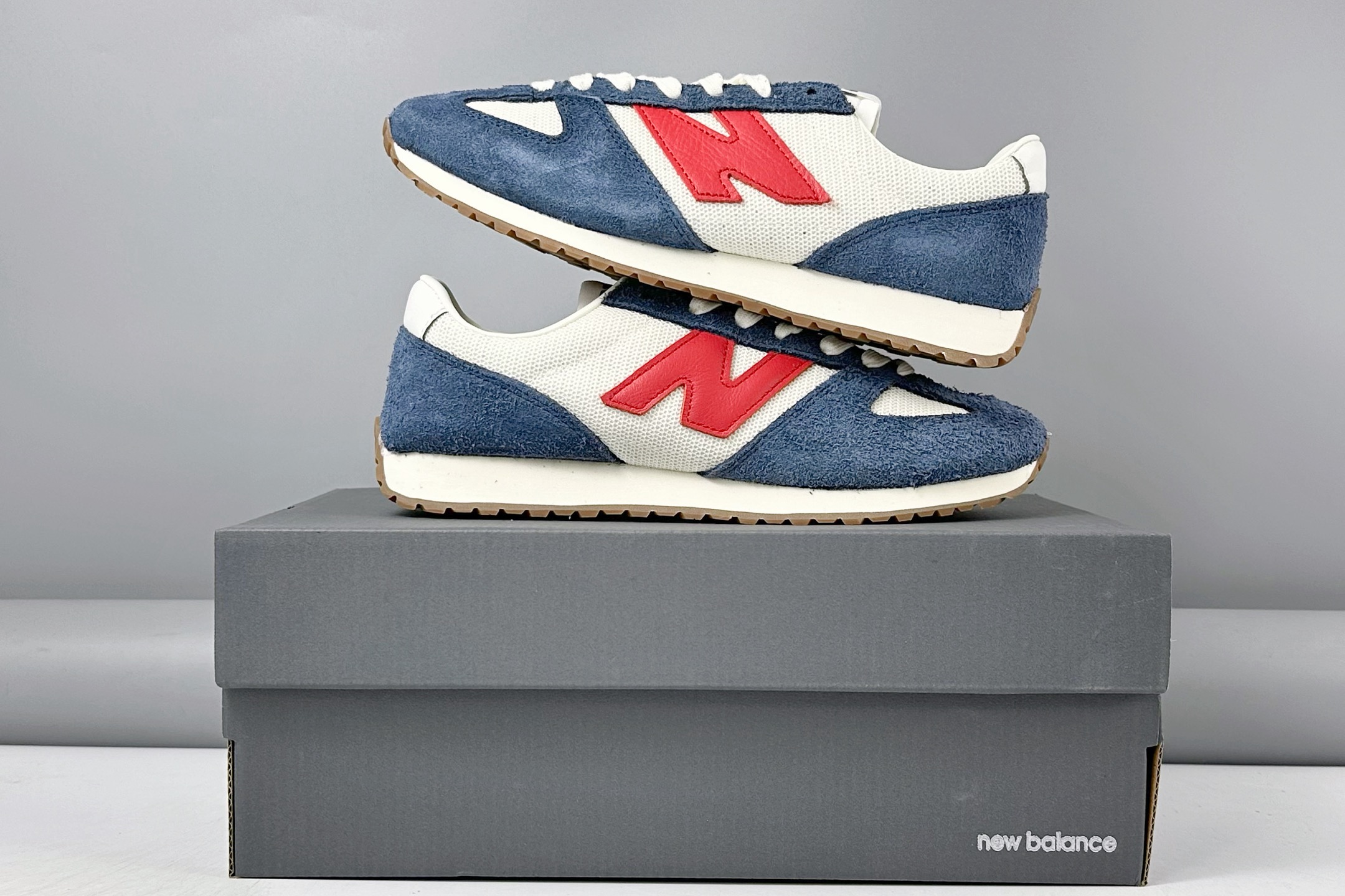 放店💰150
New Balance NB471 充正品质
经典复古时髦 休闲跑步鞋 
完美平衡了复古腔调与现代舒适
这双承载着时空对话的跑鞋 
正在用毫米级的细节革新 
书写复古运动鞋的新纪元 
当别人在追逐5cm气垫时 New Balance用471系列证明 真正的潮流 从来不是盲目堆砌
而是让每个时代的美好都能被重新看见
货号: U471AM
尺码：36 37 37.5 38 38.5 39.5 40 40.5 41.5 42 42.5 43 44 44.5 45