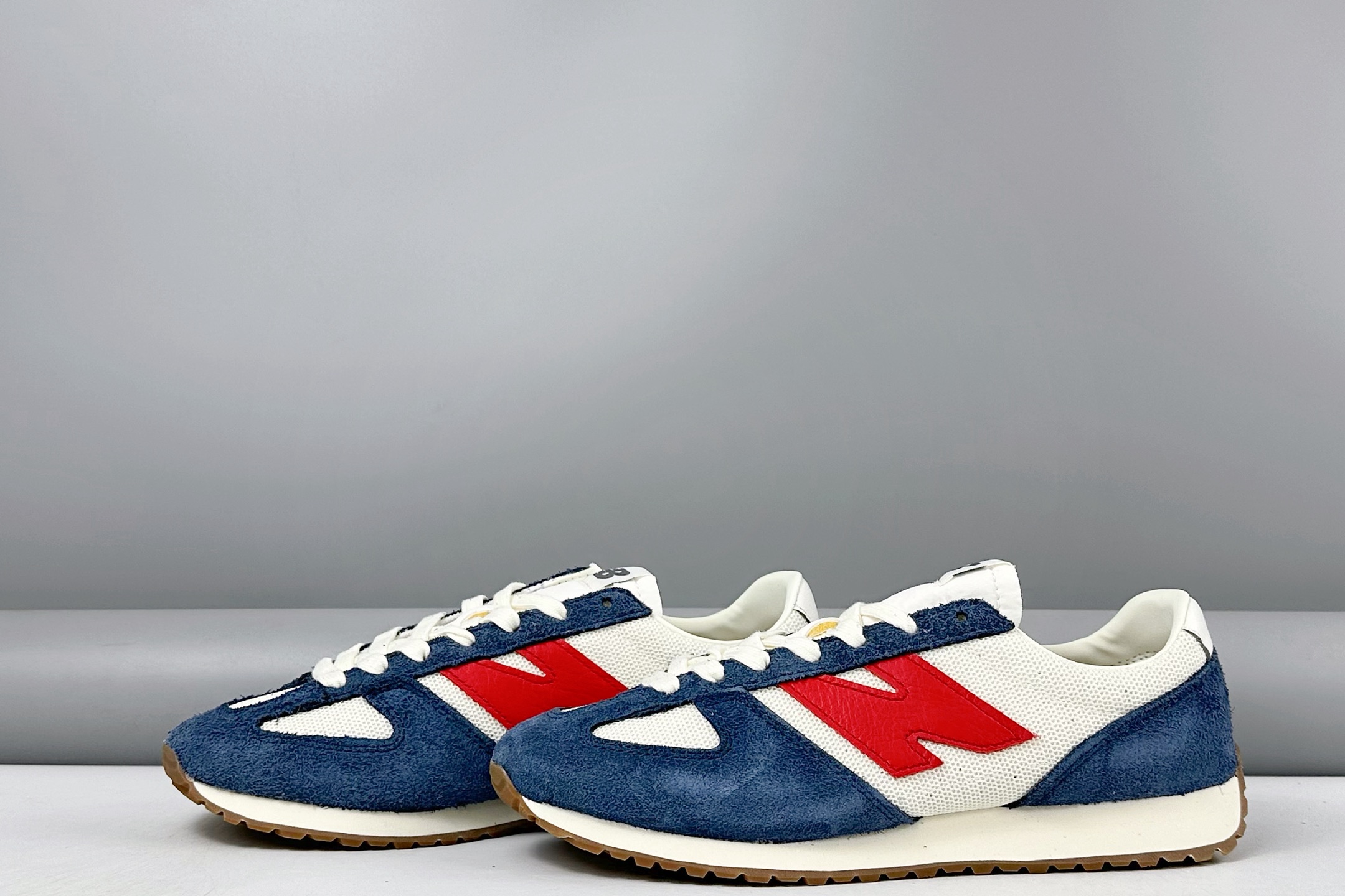 放店💰150
New Balance NB471 充正品质
经典复古时髦 休闲跑步鞋 
完美平衡了复古腔调与现代舒适
这双承载着时空对话的跑鞋 
正在用毫米级的细节革新 
书写复古运动鞋的新纪元 
当别人在追逐5cm气垫时 New Balance用471系列证明 真正的潮流 从来不是盲目堆砌
而是让每个时代的美好都能被重新看见
货号: U471AM
尺码：36 37 37.5 38 38.5 39.5 40 40.5 41.5 42 42.5 43 44 44.5 45