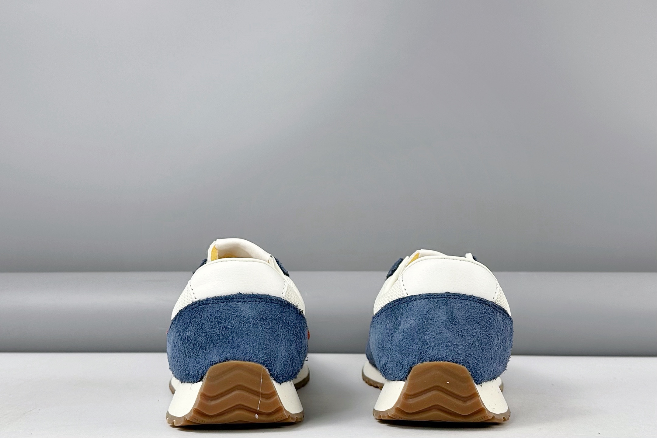 放店💰150
New Balance NB471 充正品质
经典复古时髦 休闲跑步鞋 
完美平衡了复古腔调与现代舒适
这双承载着时空对话的跑鞋 
正在用毫米级的细节革新 
书写复古运动鞋的新纪元 
当别人在追逐5cm气垫时 New Balance用471系列证明 真正的潮流 从来不是盲目堆砌
而是让每个时代的美好都能被重新看见
货号: U471AM
尺码：36 37 37.5 38 38.5 39.5 40 40.5 41.5 42 42.5 43 44 44.5 45
