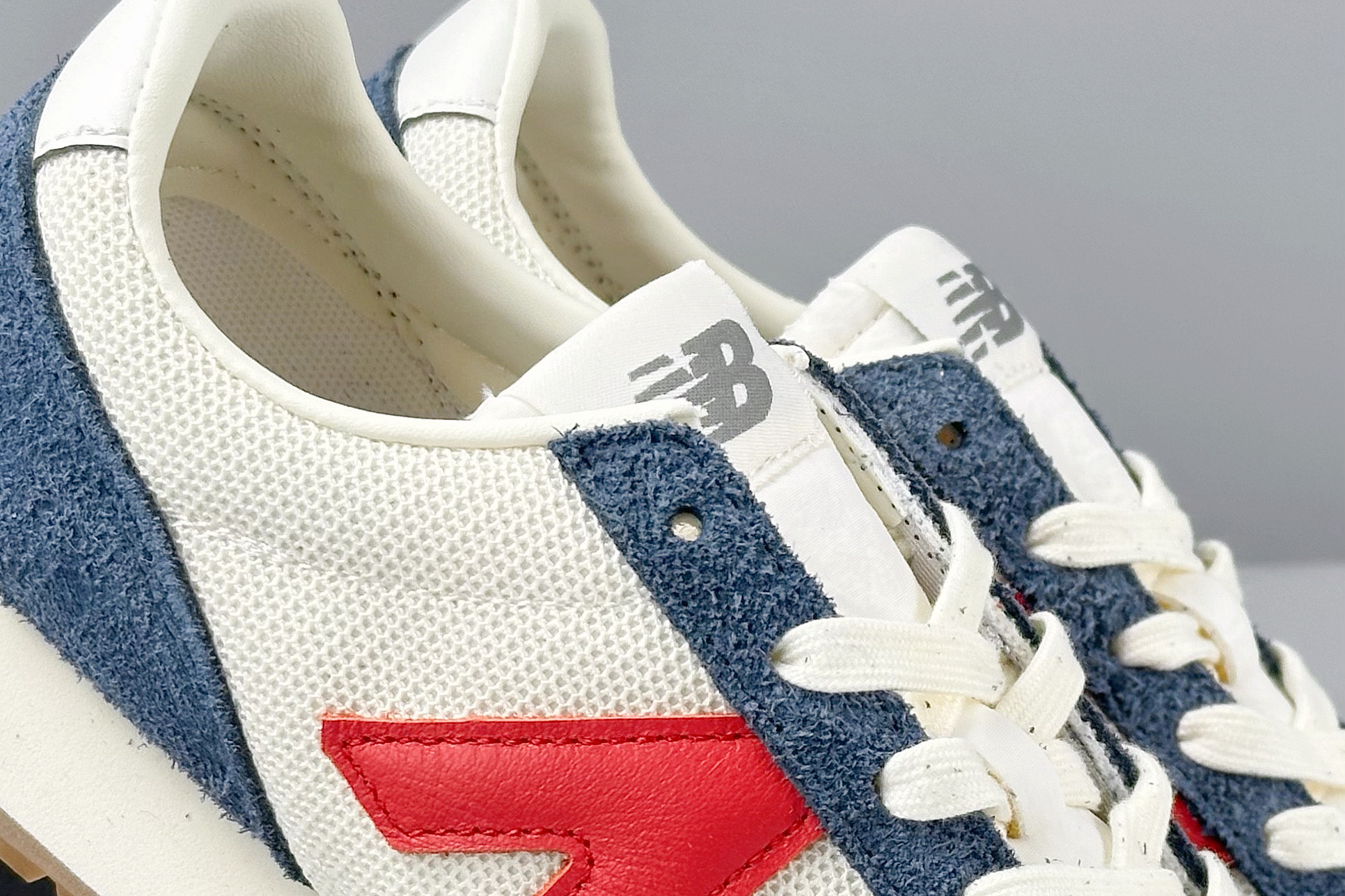 放店💰150
New Balance NB471 充正品质
经典复古时髦 休闲跑步鞋 
完美平衡了复古腔调与现代舒适
这双承载着时空对话的跑鞋 
正在用毫米级的细节革新 
书写复古运动鞋的新纪元 
当别人在追逐5cm气垫时 New Balance用471系列证明 真正的潮流 从来不是盲目堆砌
而是让每个时代的美好都能被重新看见
货号: U471AM
尺码：36 37 37.5 38 38.5 39.5 40 40.5 41.5 42 42.5 43 44 44.5 45