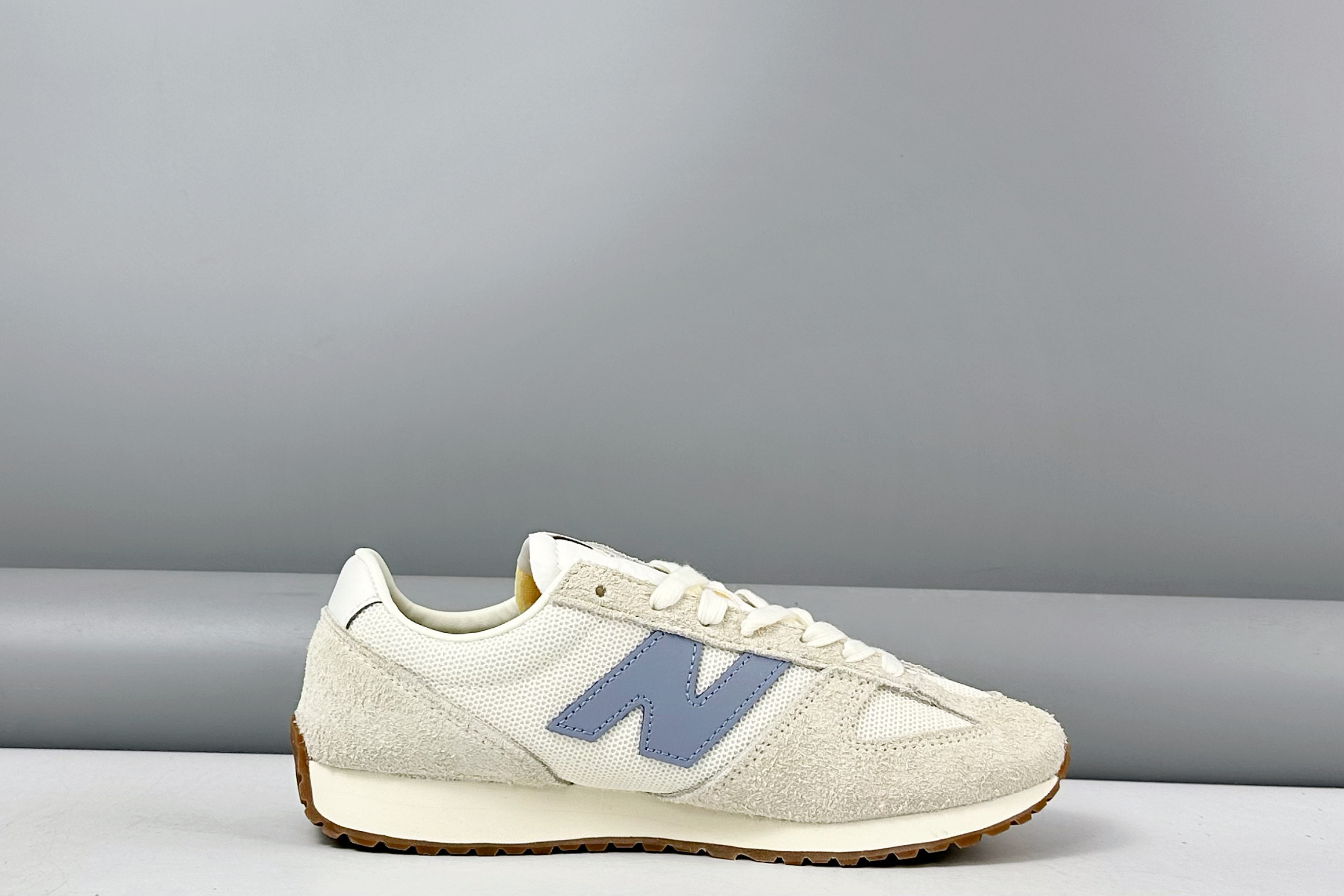 放店💰150
New Balance NB471 充正品质
经典复古时髦 休闲跑步鞋 
完美平衡了复古腔调与现代舒适
这双承载着时空对话的跑鞋 
正在用毫米级的细节革新 
书写复古运动鞋的新纪元 
当别人在追逐5cm气垫时 New Balance用471系列证明 真正的潮流 从来不是盲目堆砌
而是让每个时代的美好都能被重新看见
货号: U471AM
尺码：36 37 37.5 38 38.5 39.5 40 40.5 41.5 42 42.5 43 44 44.5 45
