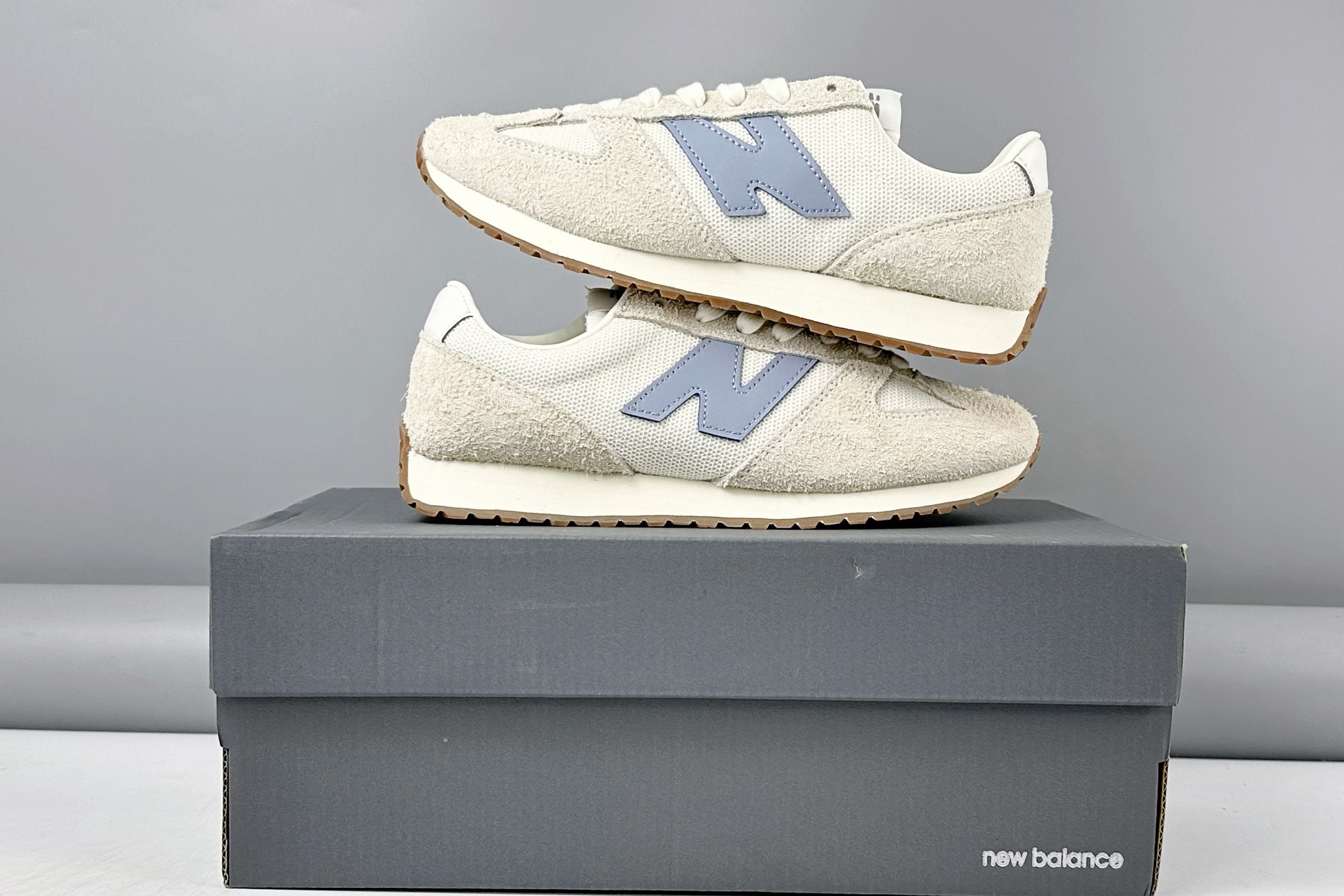 放店💰150
New Balance NB471 充正品质
经典复古时髦 休闲跑步鞋 
完美平衡了复古腔调与现代舒适
这双承载着时空对话的跑鞋 
正在用毫米级的细节革新 
书写复古运动鞋的新纪元 
当别人在追逐5cm气垫时 New Balance用471系列证明 真正的潮流 从来不是盲目堆砌
而是让每个时代的美好都能被重新看见
货号: U471AM
尺码：36 37 37.5 38 38.5 39.5 40 40.5 41.5 42 42.5 43 44 44.5 45