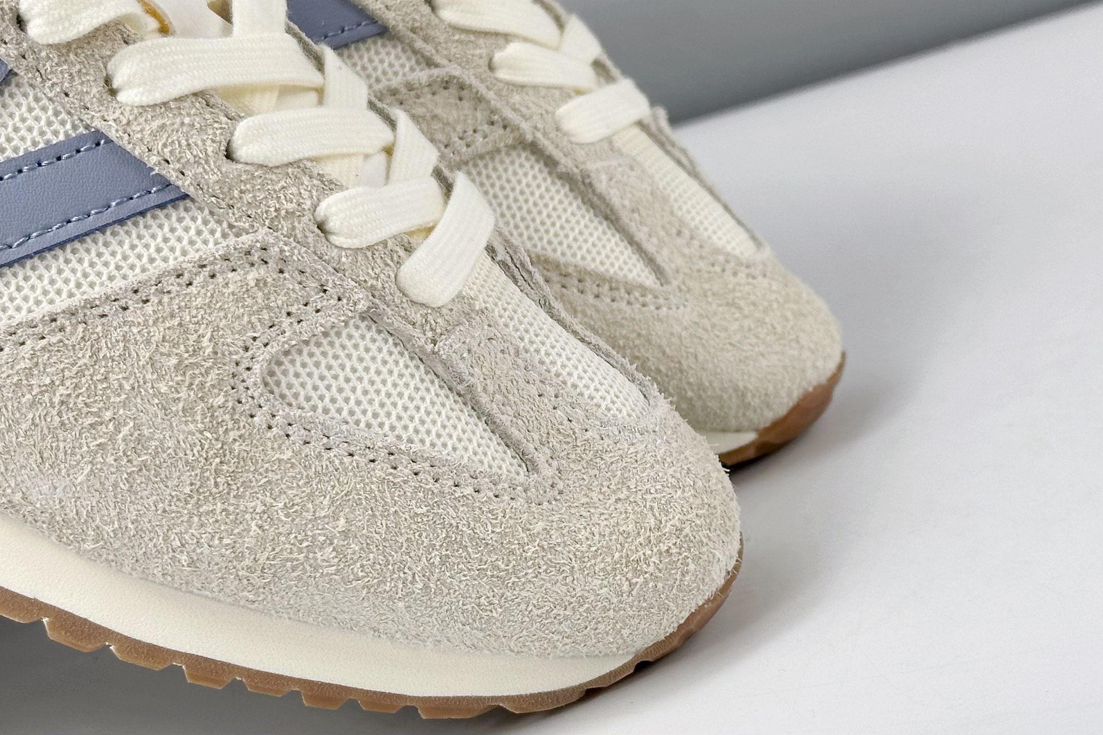 放店💰150
New Balance NB471 充正品质
经典复古时髦 休闲跑步鞋 
完美平衡了复古腔调与现代舒适
这双承载着时空对话的跑鞋 
正在用毫米级的细节革新 
书写复古运动鞋的新纪元 
当别人在追逐5cm气垫时 New Balance用471系列证明 真正的潮流 从来不是盲目堆砌
而是让每个时代的美好都能被重新看见
货号: U471AM
尺码：36 37 37.5 38 38.5 39.5 40 40.5 41.5 42 42.5 43 44 44.5 45