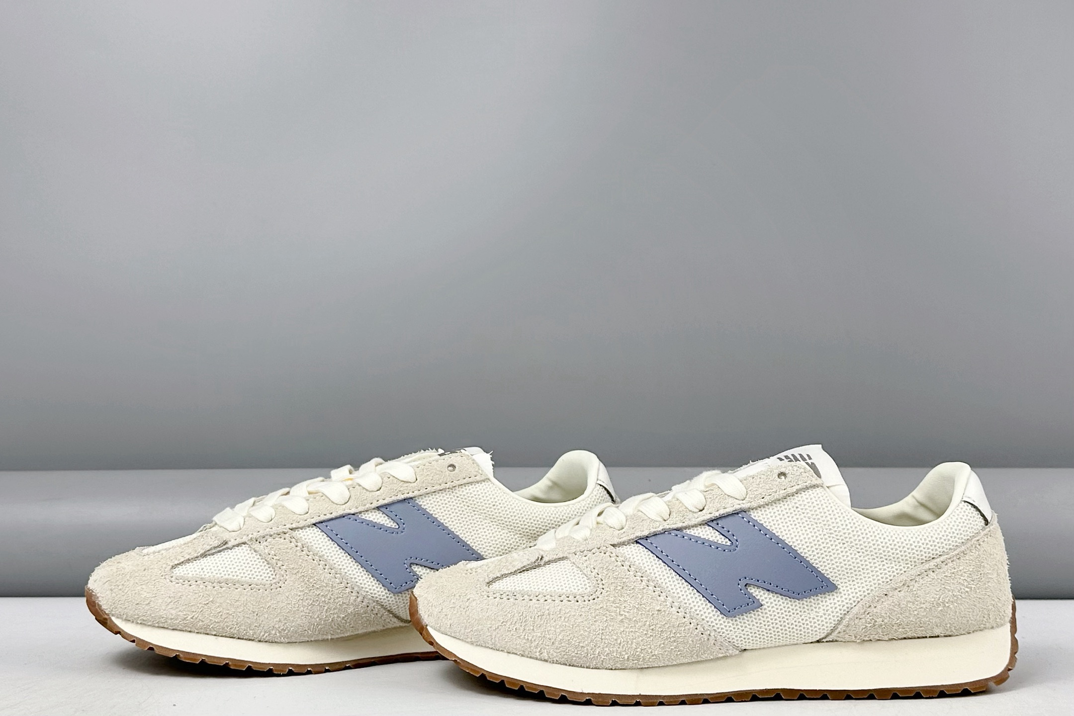 放店💰150
New Balance NB471 充正品质
经典复古时髦 休闲跑步鞋 
完美平衡了复古腔调与现代舒适
这双承载着时空对话的跑鞋 
正在用毫米级的细节革新 
书写复古运动鞋的新纪元 
当别人在追逐5cm气垫时 New Balance用471系列证明 真正的潮流 从来不是盲目堆砌
而是让每个时代的美好都能被重新看见
货号: U471AM
尺码：36 37 37.5 38 38.5 39.5 40 40.5 41.5 42 42.5 43 44 44.5 45
