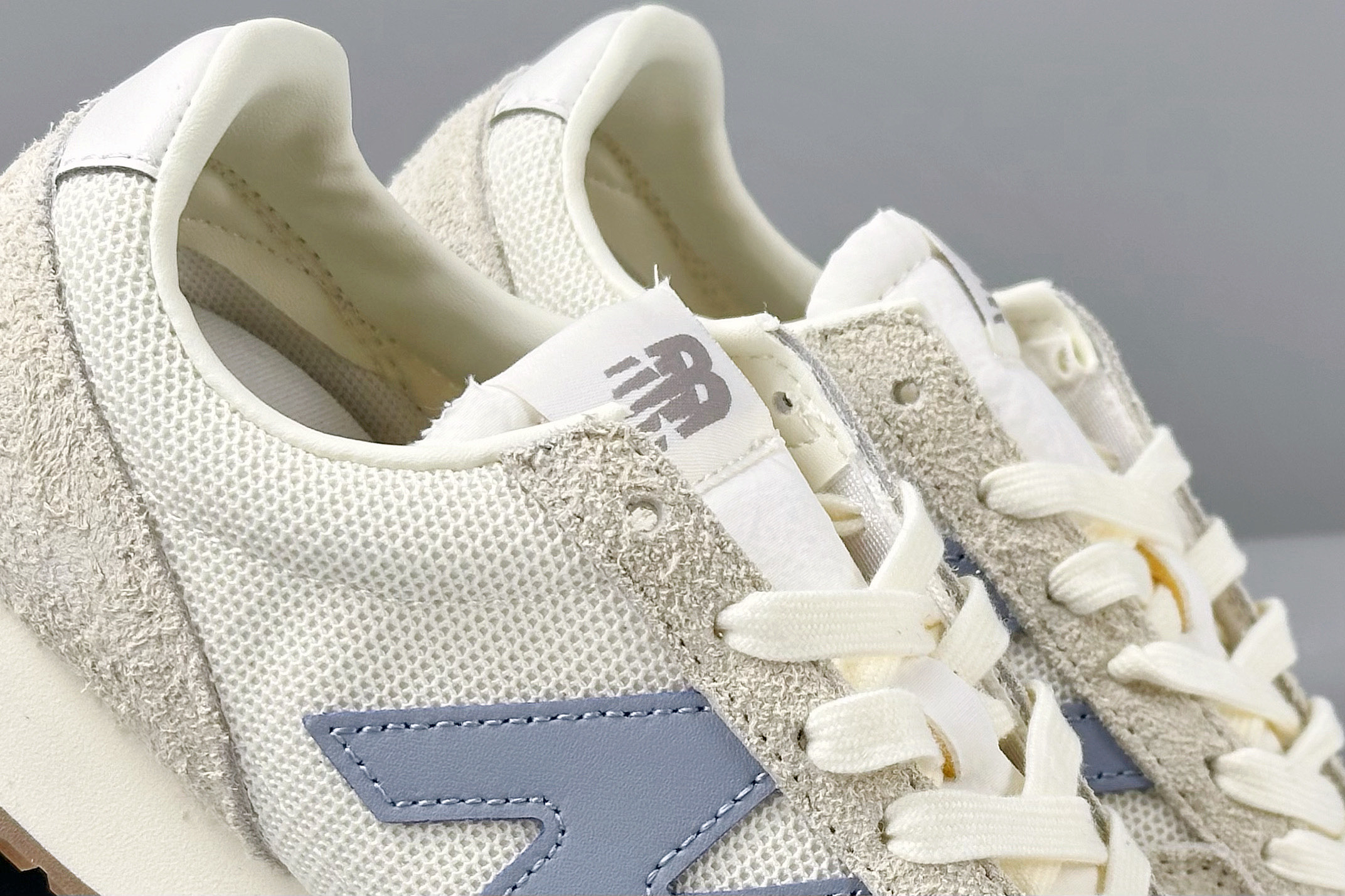 放店💰150
New Balance NB471 充正品质
经典复古时髦 休闲跑步鞋 
完美平衡了复古腔调与现代舒适
这双承载着时空对话的跑鞋 
正在用毫米级的细节革新 
书写复古运动鞋的新纪元 
当别人在追逐5cm气垫时 New Balance用471系列证明 真正的潮流 从来不是盲目堆砌
而是让每个时代的美好都能被重新看见
货号: U471AM
尺码：36 37 37.5 38 38.5 39.5 40 40.5 41.5 42 42.5 43 44 44.5 45