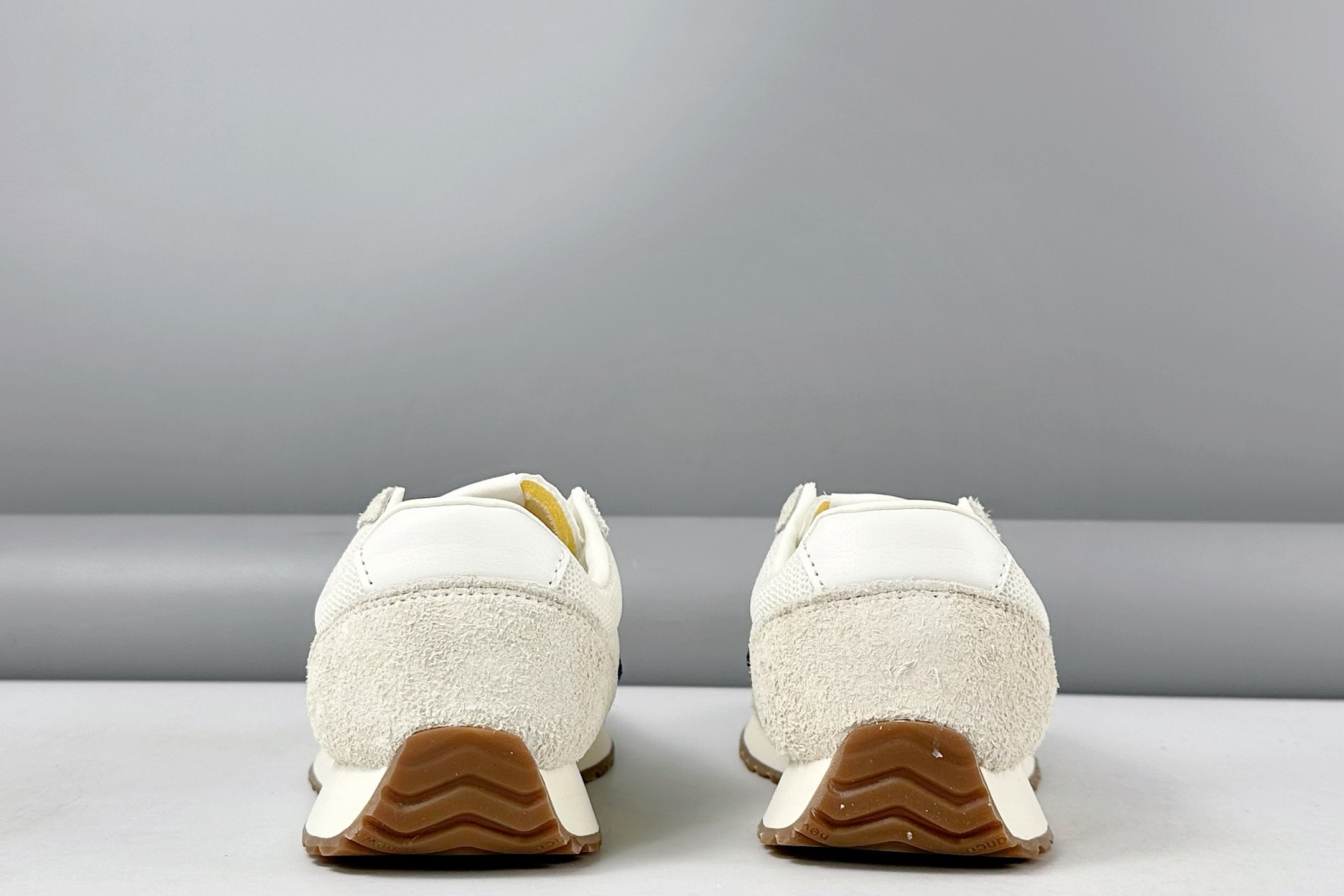 放店💰150
New Balance NB471 充正品质
经典复古时髦 休闲跑步鞋 
完美平衡了复古腔调与现代舒适
这双承载着时空对话的跑鞋 
正在用毫米级的细节革新 
书写复古运动鞋的新纪元 
当别人在追逐5cm气垫时 New Balance用471系列证明 真正的潮流 从来不是盲目堆砌
而是让每个时代的美好都能被重新看见
货号: U471AM
尺码：36 37 37.5 38 38.5 39.5 40 40.5 41.5 42 42.5 43 44 44.5 45