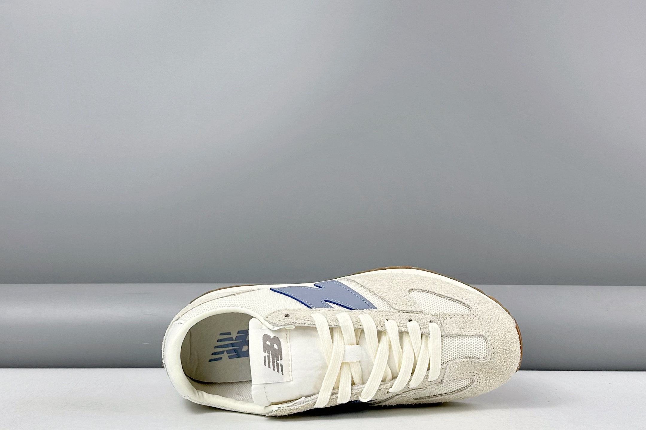 放店💰150
New Balance NB471 充正品质
经典复古时髦 休闲跑步鞋 
完美平衡了复古腔调与现代舒适
这双承载着时空对话的跑鞋 
正在用毫米级的细节革新 
书写复古运动鞋的新纪元 
当别人在追逐5cm气垫时 New Balance用471系列证明 真正的潮流 从来不是盲目堆砌
而是让每个时代的美好都能被重新看见
货号: U471AM
尺码：36 37 37.5 38 38.5 39.5 40 40.5 41.5 42 42.5 43 44 44.5 45