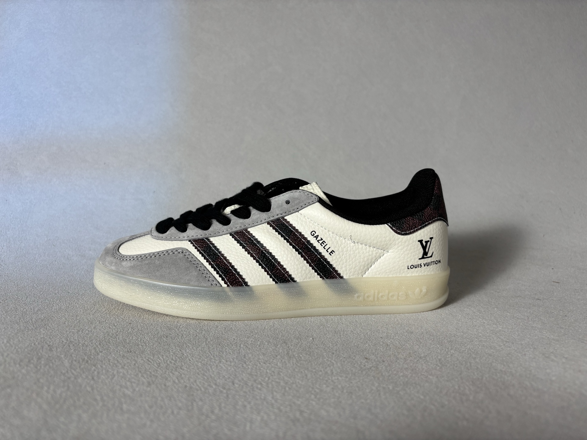 💰💰120 独家纯原
【AD】Adidas originals Samba OG x LV联名
桑巴舞系列复古经典轻便板鞋 
此款以简约大方的造型设计 给人以随性休闲的时尚格调 
穿着舒适轻便，运动灵活自如 满足日常个性穿搭
货号：DM1234-009
Size：36 36.5 37 38 38.5 39 40 40.5 41 42 42.5 43 44 44.5 45