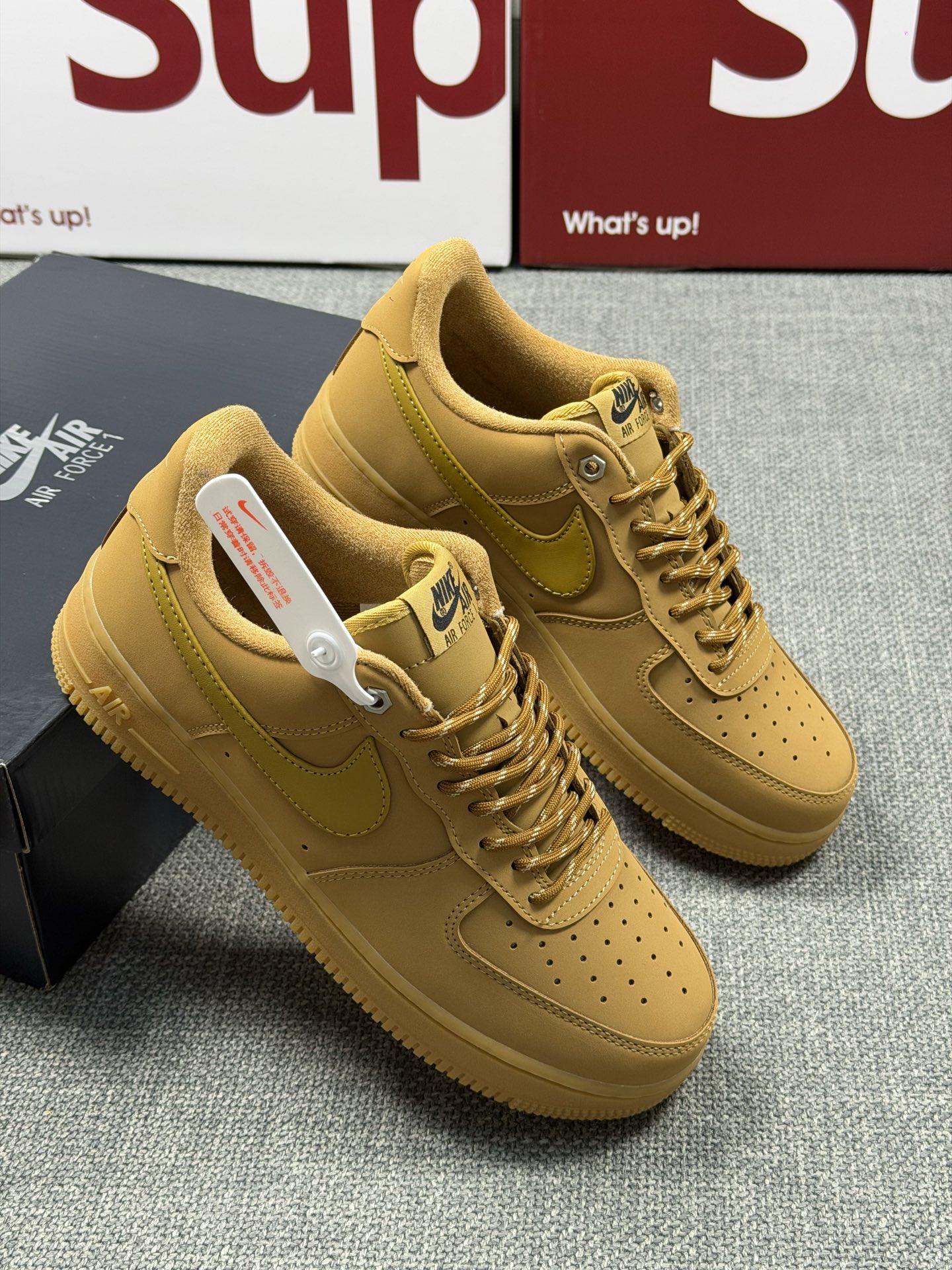 优势💰 公司级✅耐克Air Force 1 High '07 WB FLAX Wheat 小麦低帮空军二代今年继续推出小麦色AF1,以高帮款与低帮款的方式呈现,小麦色牛巴革打造鞋面,生胶鞋底与鞋面风格协调一致,搭配同色系尼龙鞋带,侧身皮质Swoosh Logo进一步体现两双鞋的独特魅力 货号:CJ9179-200