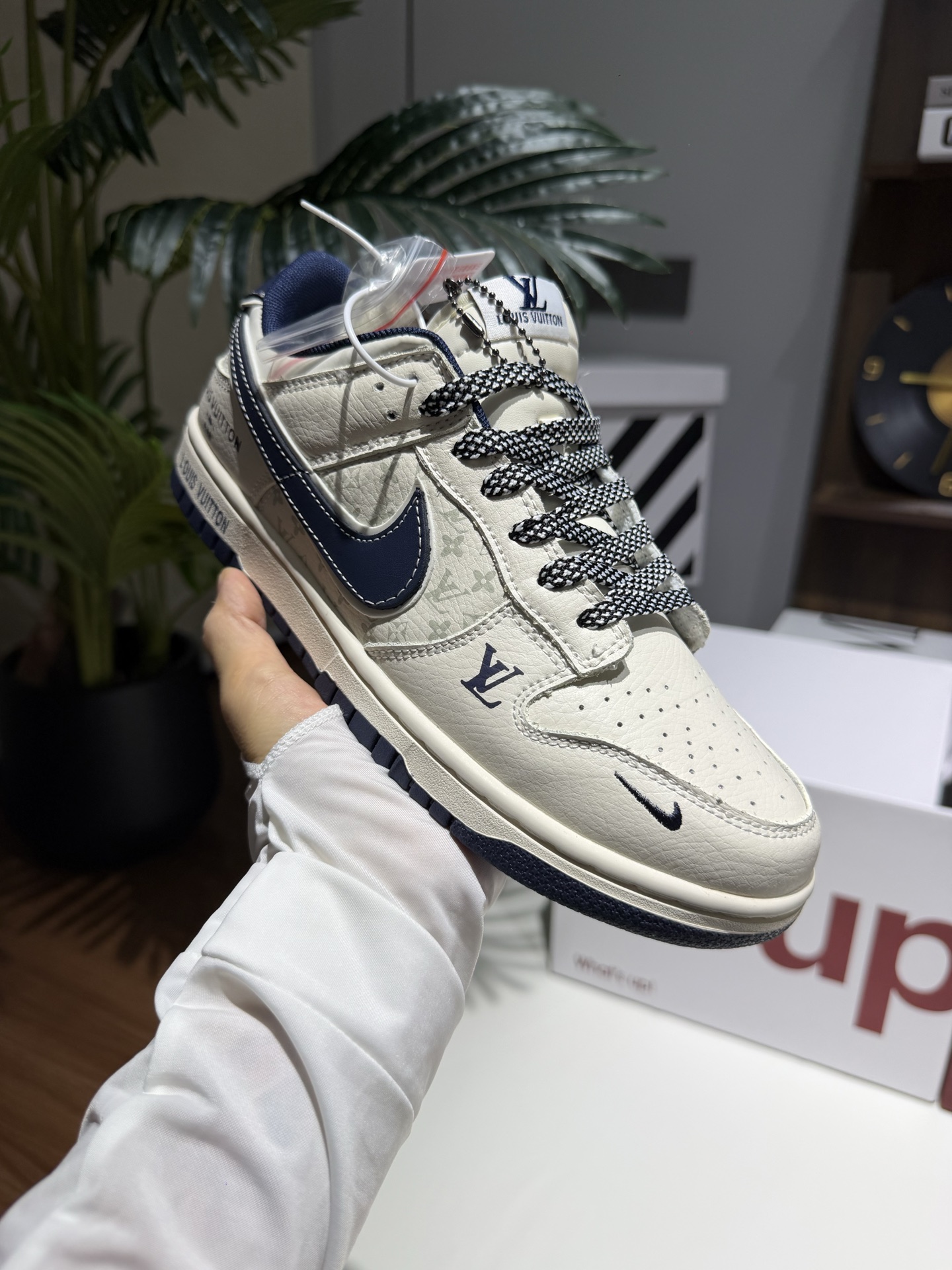 Nike SB Dunk Low "LV联名“——藏蓝满天星 ” 高端定制 低帮休闲板鞋 定制鞋盒 高级夜光效果 Ortholite鞋垫透气防臭 大厂纯原品质出货 超高清洁度 皮料切割干净无任何毛边 细节完美 货号:FC1688-268