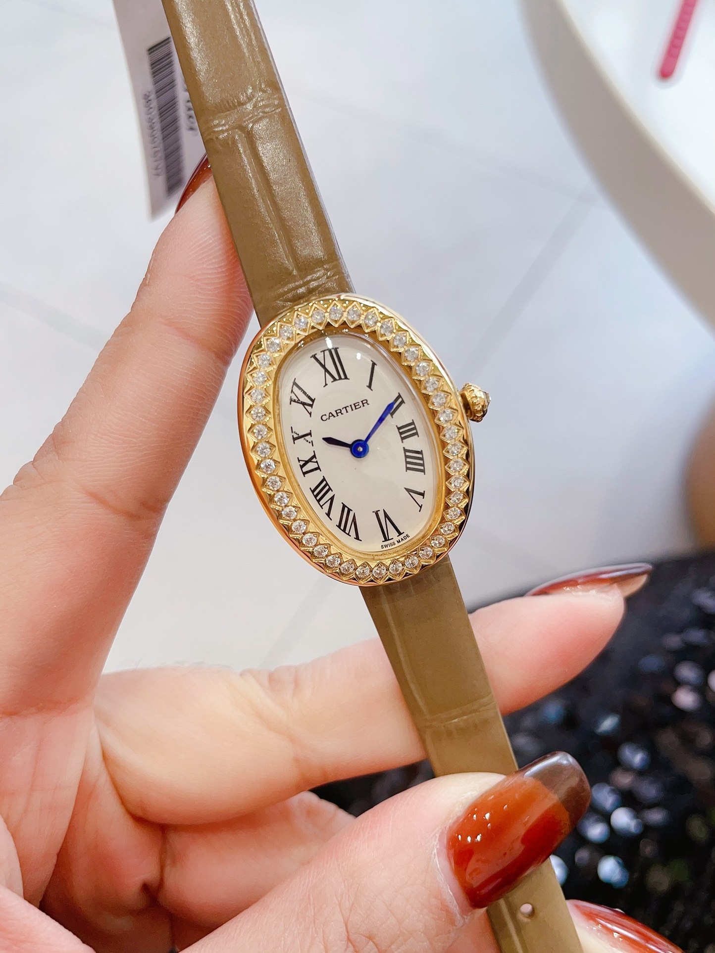 ¥450🍀 【卡地亚】Baignoire浴缸系列腕表，市场唯一家，三码合一，典雅欧风浴缸形状，完美演绎卡地亚的经典美学，涌现腕表设计的焕新力量，卡家又一经典之作浴缸系列。实物拿到手的时候大吃一惊，颜值高 ！椭圆外型的感觉正是典雅欧风浴缸形状，这也太好看了吧！龟拱形水晶镜面，进口石英机芯。镶嵌一颗凸圆形蓝宝石。镀银表盘，剑形蓝钢指针 表壳尺寸：32x26毫米 厚度：8毫米 皮带:意大利小牛皮和绢丝皮🍀🍀🍀