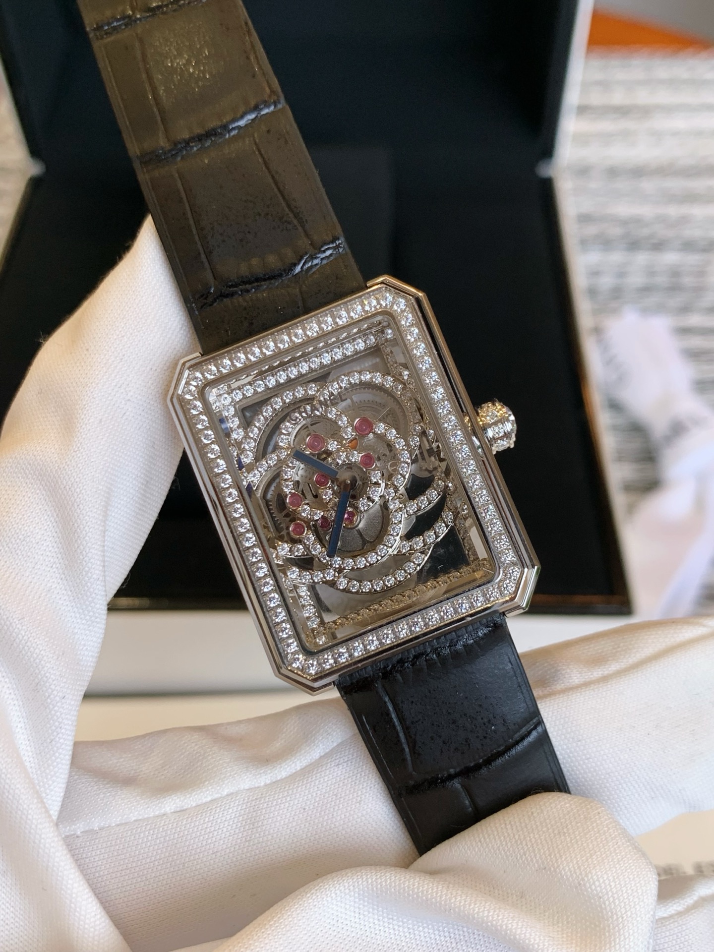 Chanel Première Camélía Skeleton Wristwatch: Elegance and Power in Design - 图片 2