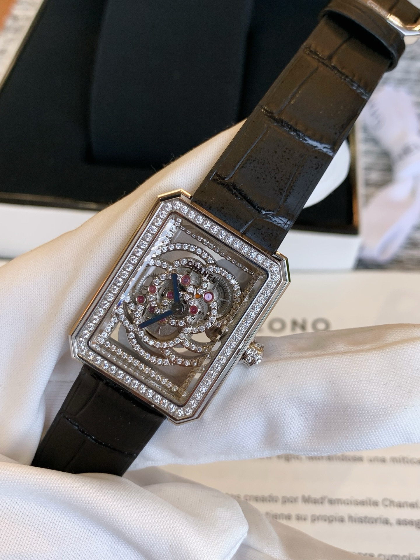 Chanel Première Camélía Skeleton Wristwatch: Elegance and Power in Design - 图片 4