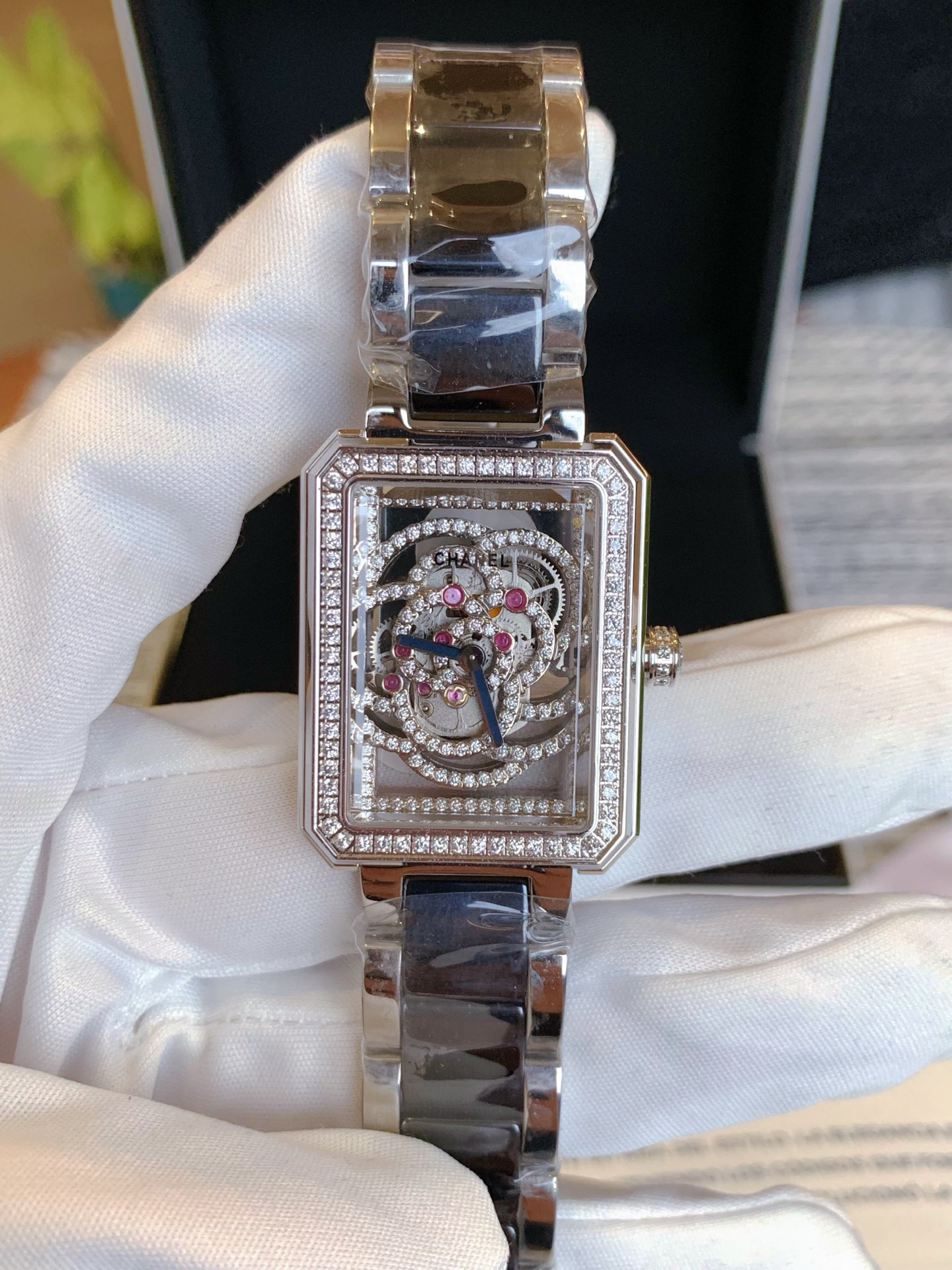 Chanel Tea Flower Wristwatch: Elegant Design with Powerful Elements and Timeless Beauty - 图片 1