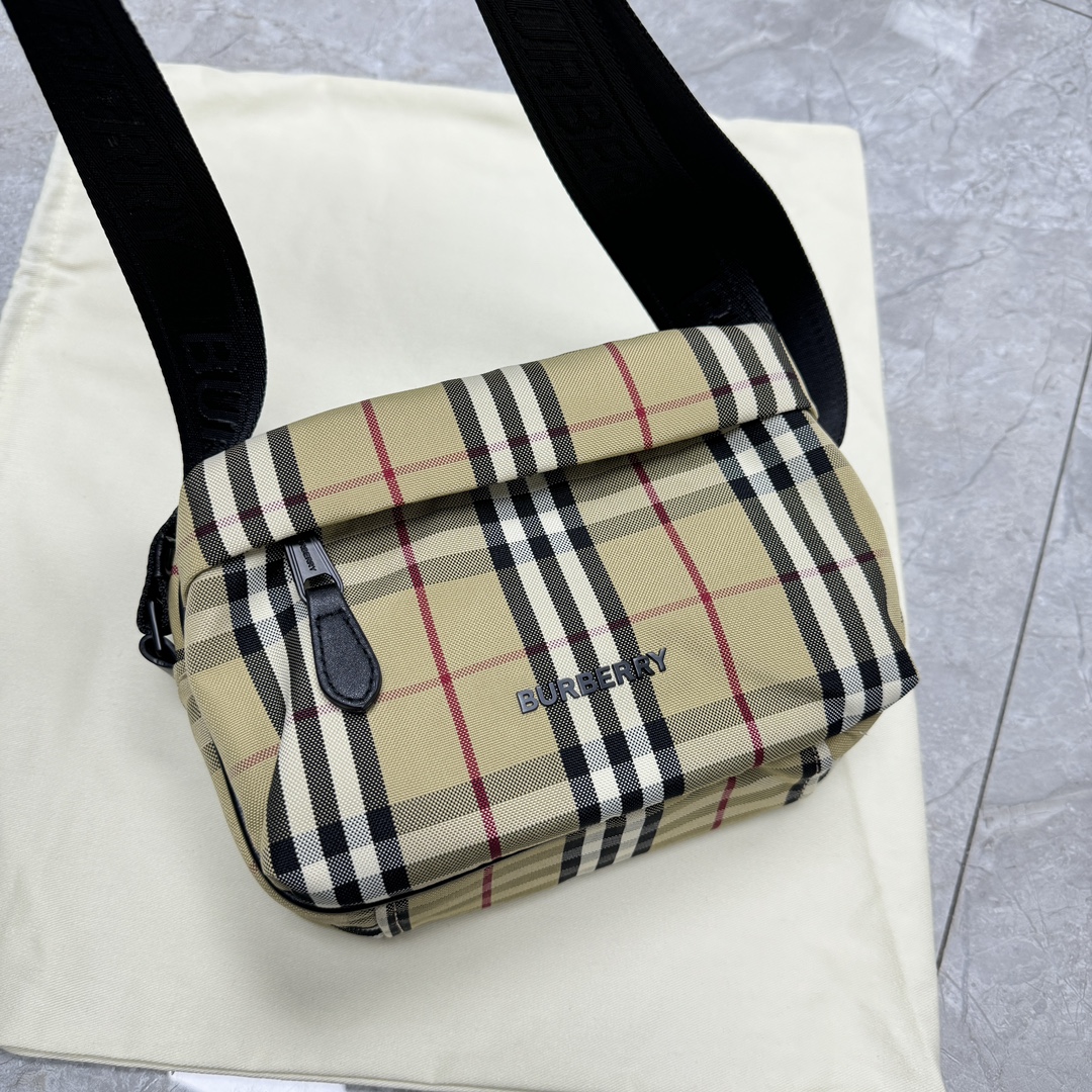 burberry2024 latest waterproof plaid canvas camera bag and messenger bag, retro British style. Nylon letter shoulder strap, the length of the sho