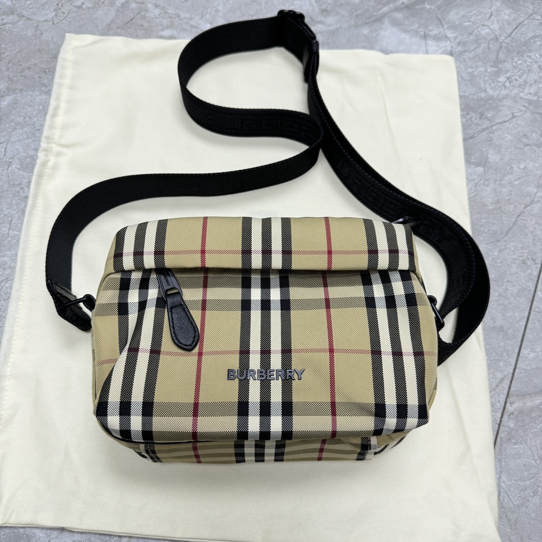 burberry2024 latest waterproof plaid canvas camera bag and messenger bag, retro British style. Nylon letter shoulder strap, the length of the sho