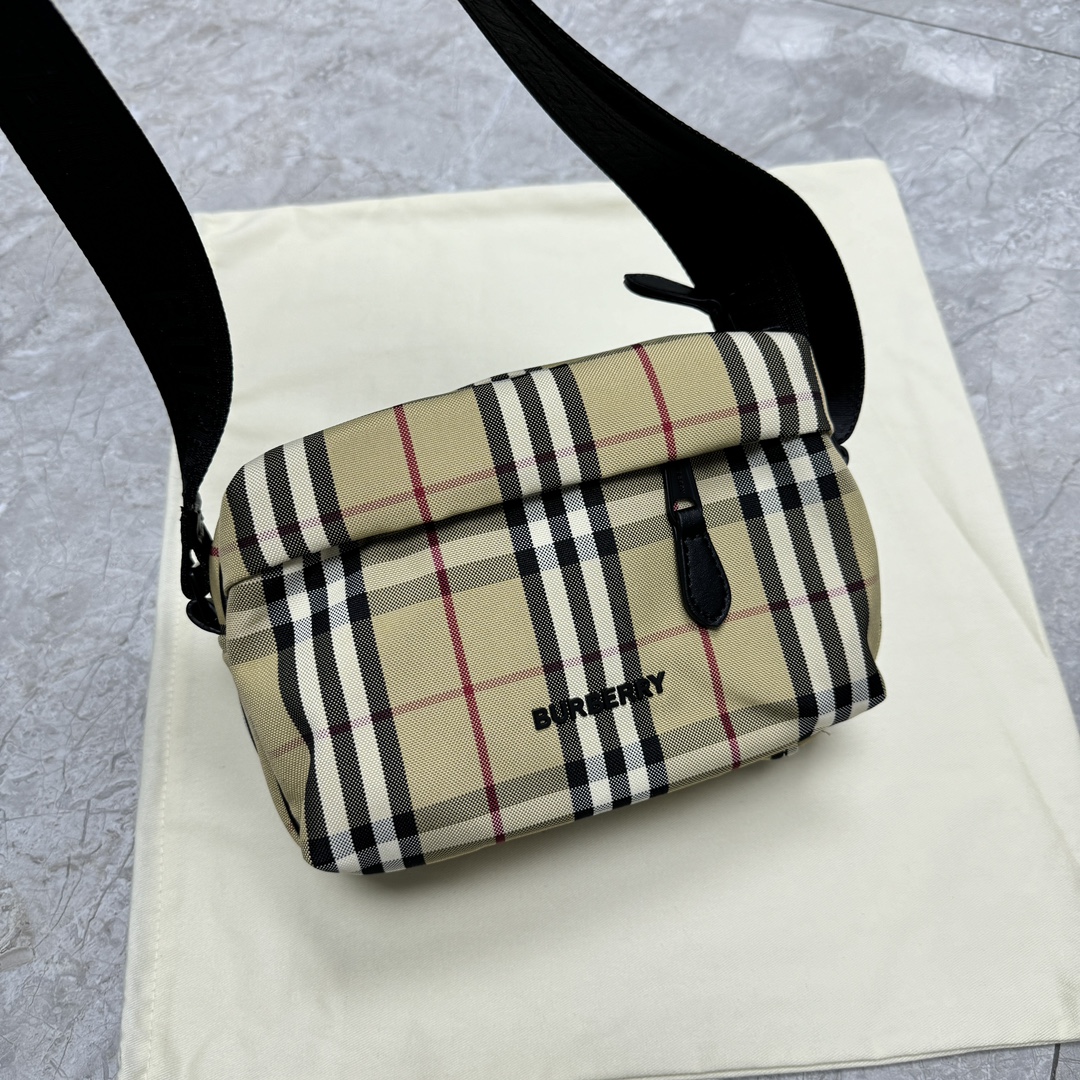 burberry2024 latest waterproof plaid canvas camera bag and messenger bag, Burberry retro British style. Nylon letter shoulder strap, the length o