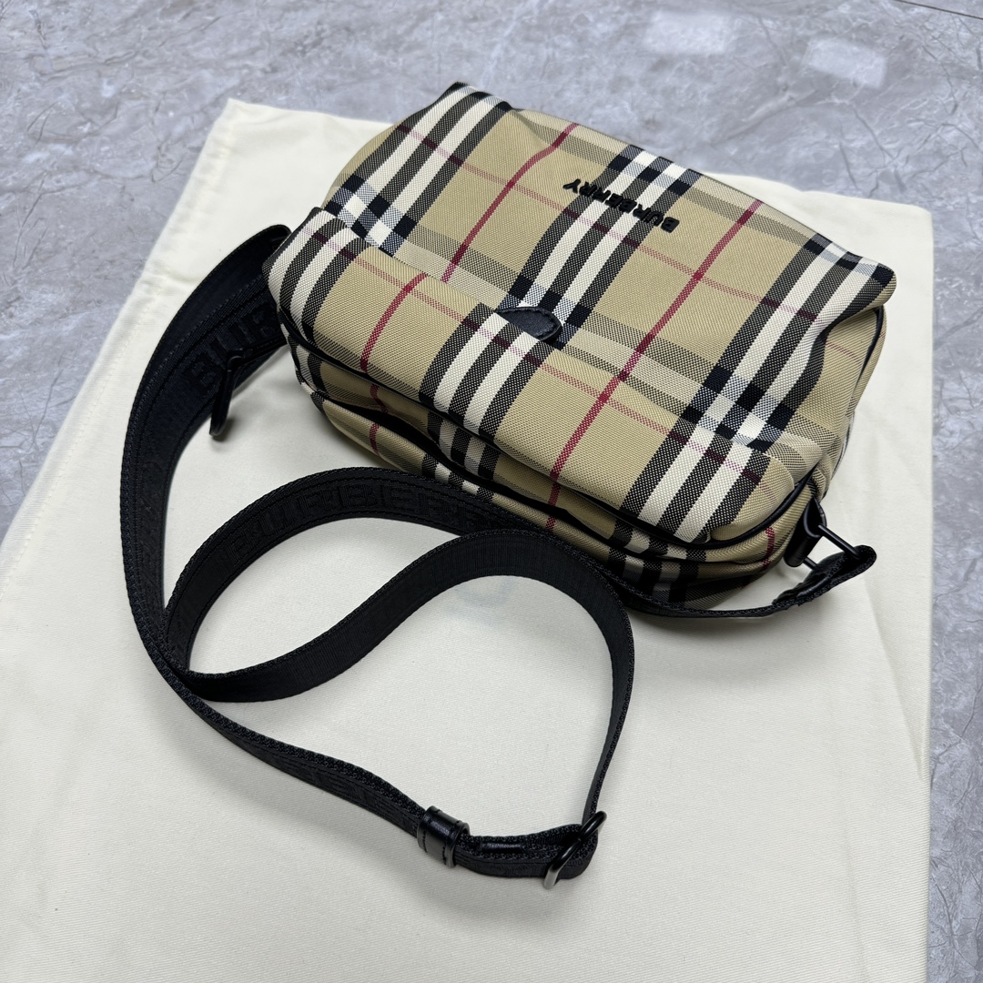 burberry2024 latest waterproof plaid canvas camera bag and messenger bag, Burberry retro British style. Nylon letter shoulder strap, the length o