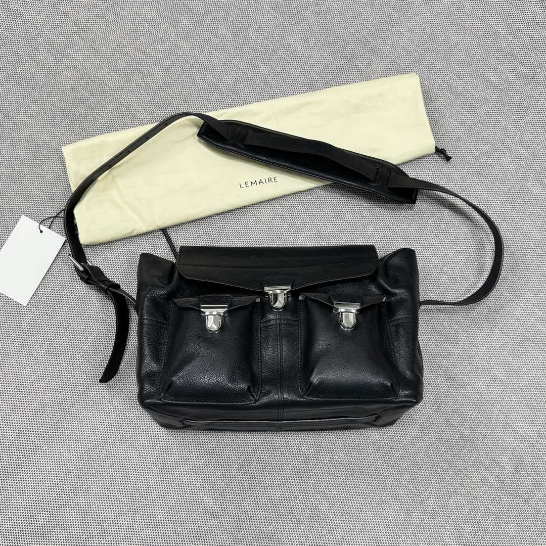 Advanced details Lemaire GEAR tool bag, made of imported wrinkled oil-waxed cowhide with suede lining, retro zinc alloy hardware, multi-pocket de