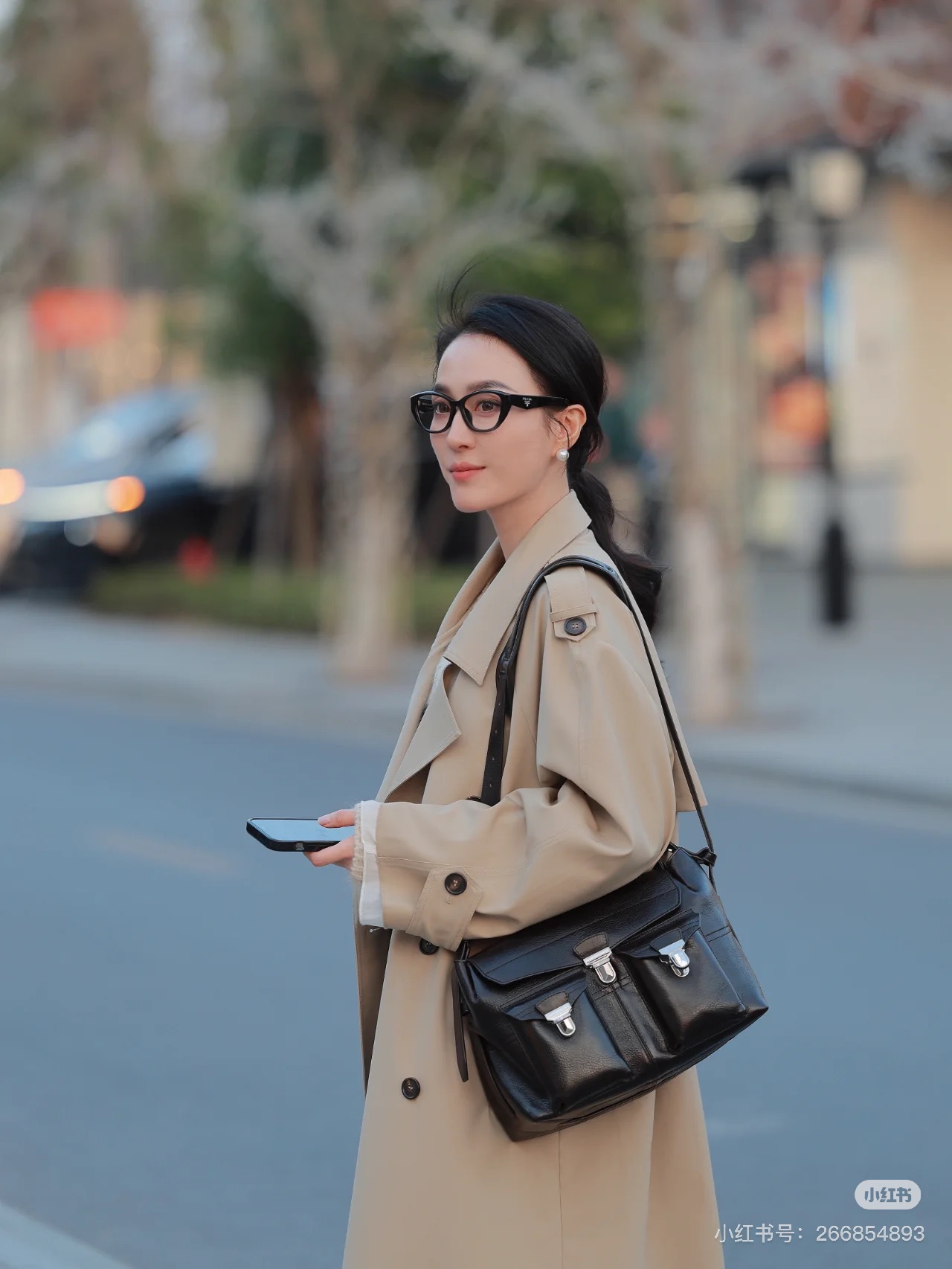 The Lemaire GEAR tool bag is made of imported wrinkled waxed cowhide with suede lining, retro zinc alloy hardware, and a multi-pocket design that