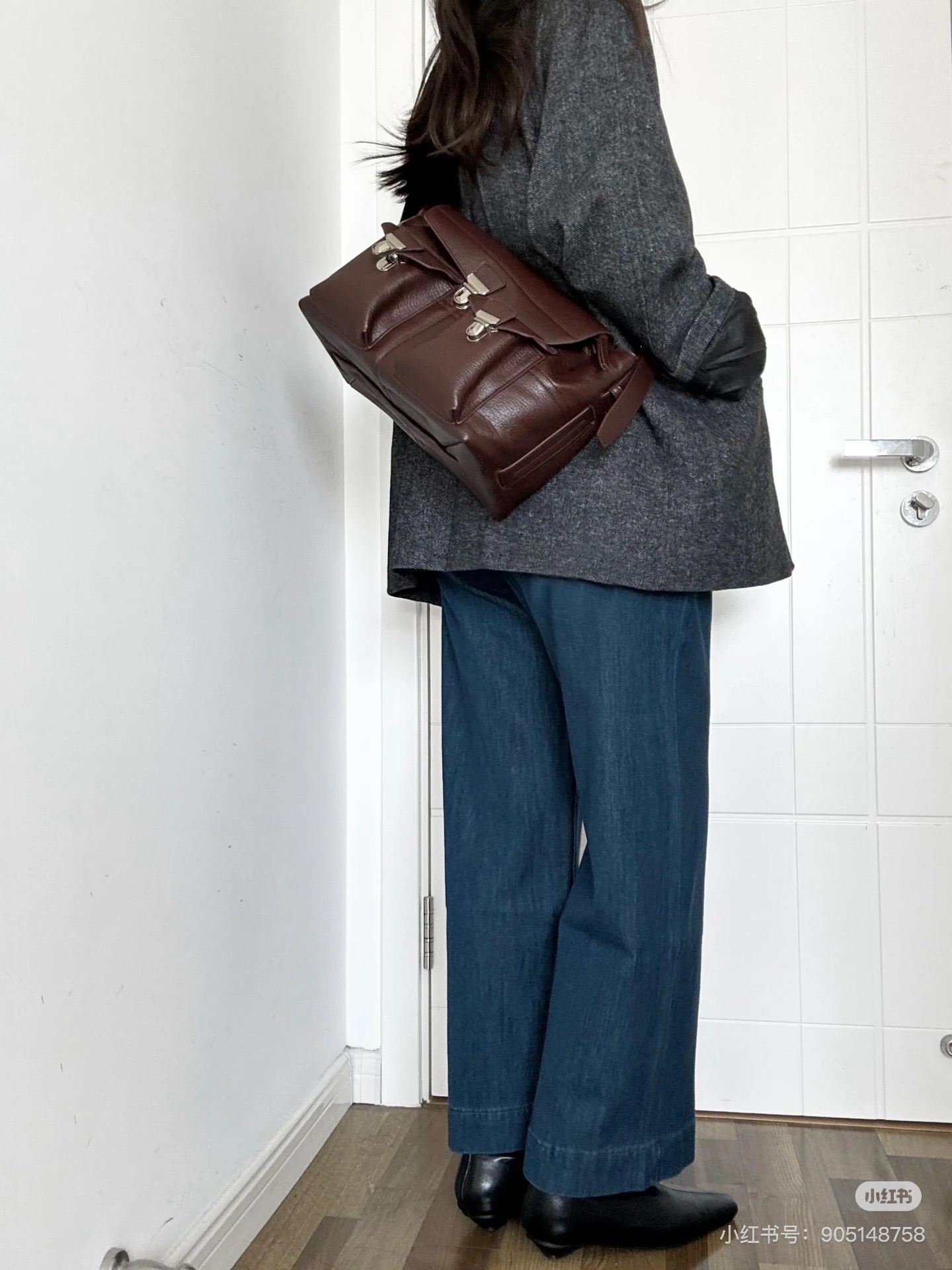 The Lemaire GEAR tool bag is made of imported wrinkled waxed cowhide with suede lining, retro zinc alloy hardware, and a multi-pocket design that