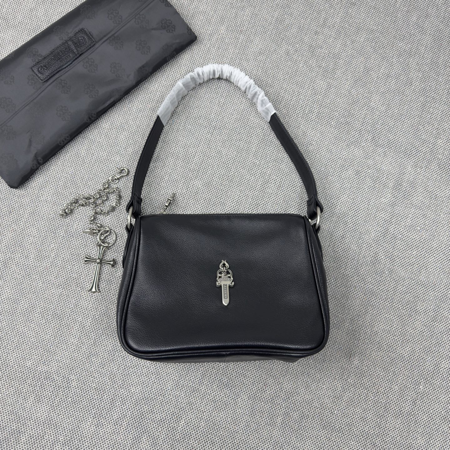 NO:670985,Jisoo's same Croix Heart underarm bag and chicken nugget bag. Very cost-effective. The chain is removable. Ultra-light. Imported calfskin. It's a must-have!  It is definitely one of the rare models. However, it costs more than 10,000 yuan in the counter. It is ridiculously expensive. Low-end imitations in the market are not worth it. This time, I decided to keep it for myself. The full pebbled cowhide leather feels extremely soft. The zipper is smooth in my own test. The details are also well made. The texture is online. The cross on the shoulder strap can be rotated and twisted. The size is 25/9/19 and the capacity is large enough. Others, chrome hearts, cowhide19860909jisoo同款克罗心腋下包,鸡块包 性价比极高的一款 链条可拆卸 超轻 进口小牛皮 上手绝了！ 绝对极少撞款的一款,奈何专柜一万多,贵到离谱,市场低配仿货根本看不上,这次上新果断自留,全荔枝纹牛皮皮质手感柔软到爆,拉链亲测顺滑,细节也做得很好,质感在线,肩带上的十字架可以旋转扭动.尺寸25/9/19 容量足够大,其他,chrome hearts,cowhide,韩剧