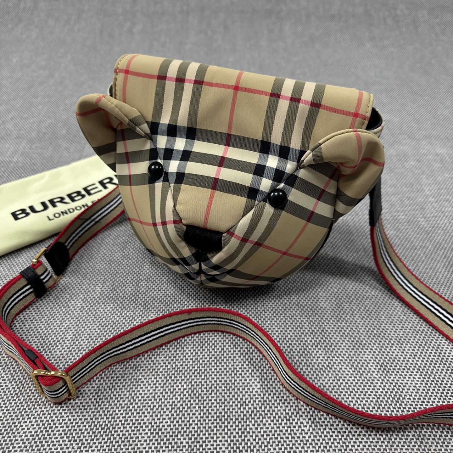 Purchasing a children's fun bag Burberry's latest and cutest limited edition teddy bear series this autumn and winter.