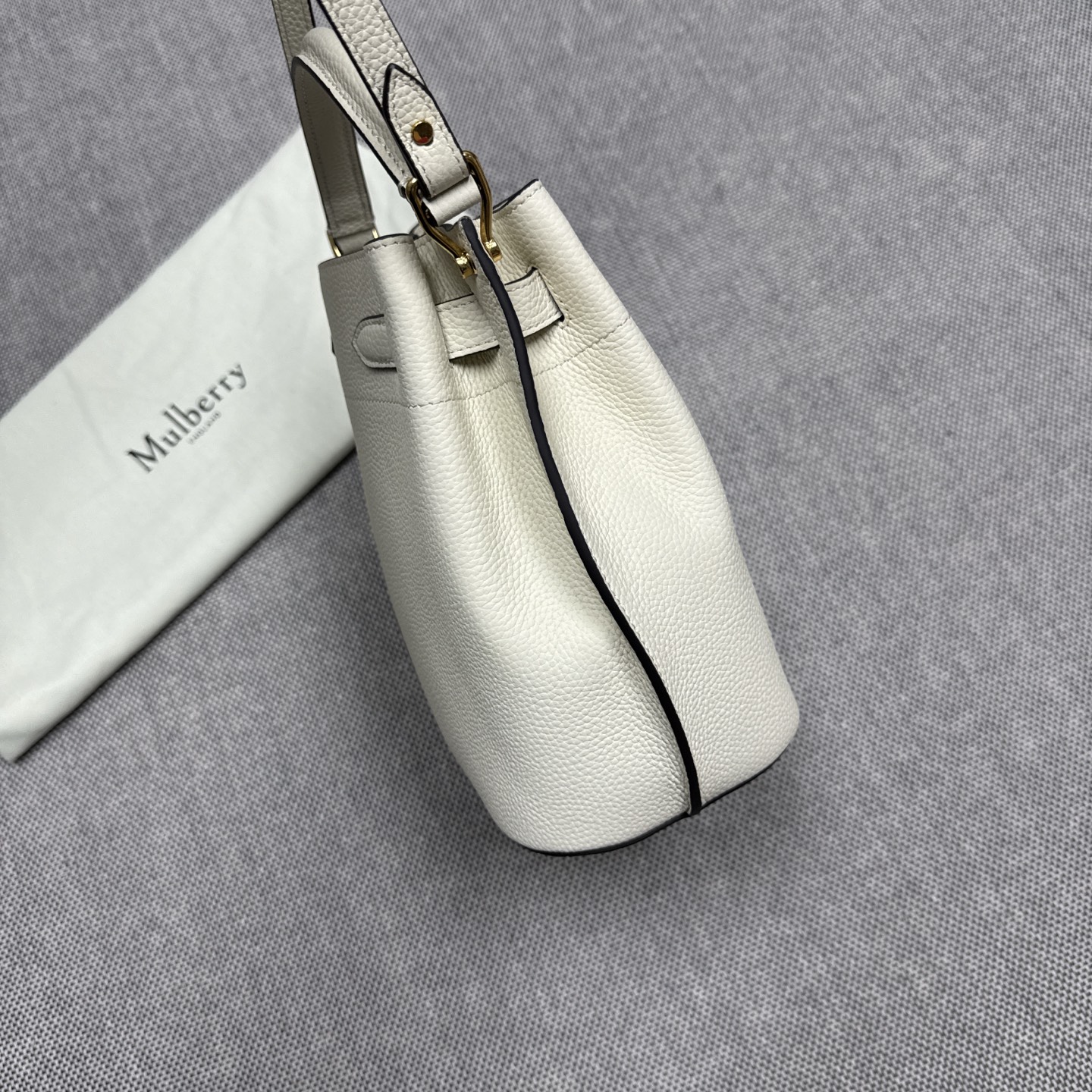 Purchasing-grade mulberry Islington bucket bag has been shipped, white