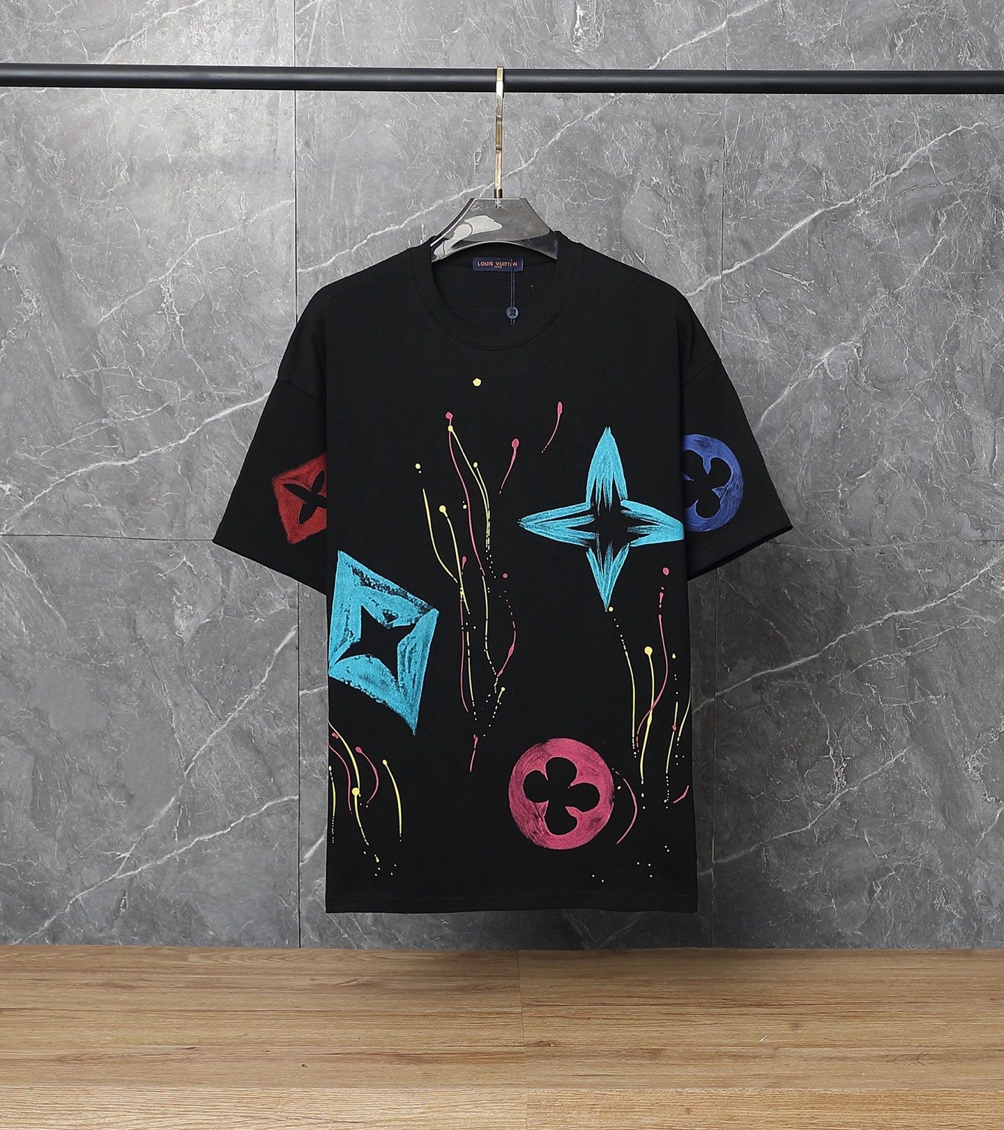 款号:SA29 LOUIS VUITTON/路易威登LV 2025新款多巴胺彩色涂鸦印花短袖圆领T恤 面料:采用320G 100%纯棉双纱面料 同缸定染特种加粗32支双股1X1螺纹克纯棉面料. 颜色:黑色