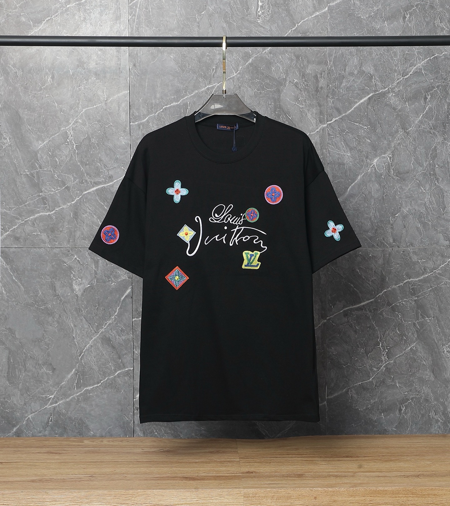 款号:SA30 LOUIS VUITTON/路易威登LV 2025新款多巴胺彩色老花logo刺绣短袖圆领T恤 面料:采用320G 100%纯棉双纱面料 同缸定染特种加粗32支双股1X1螺纹克纯棉面料. 颜色:黑色