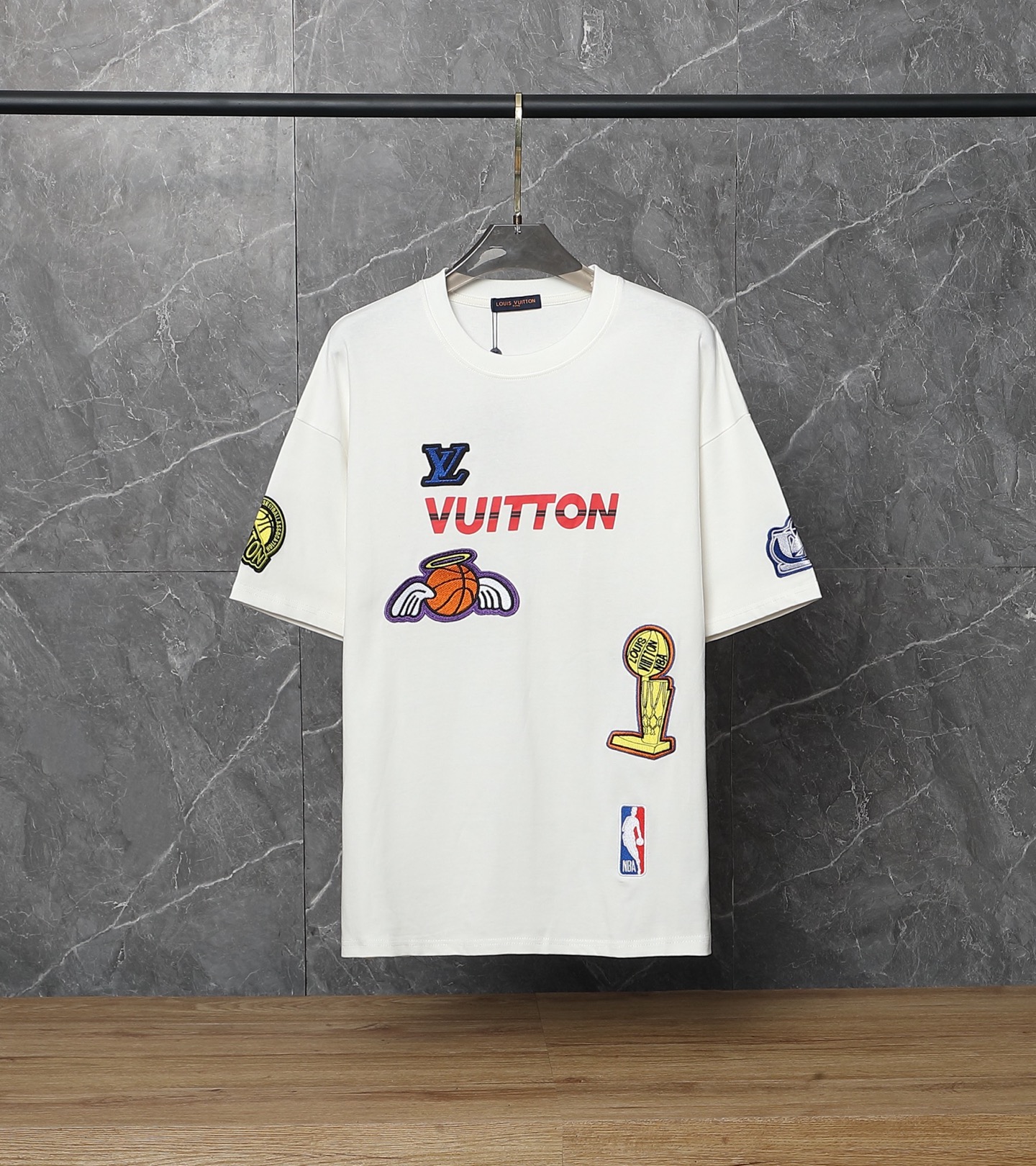 P110 款号：SA32 lv路易威登LOUIS VUITTO驴家1v经典联名nba刺绣满身图案字母半袖T恤短袖 面料：采用320G 100%纯棉双纱面料 同缸定染特种加粗32支双股1X1螺纹克纯棉面料。 码数：S M L XL 颜色：白色