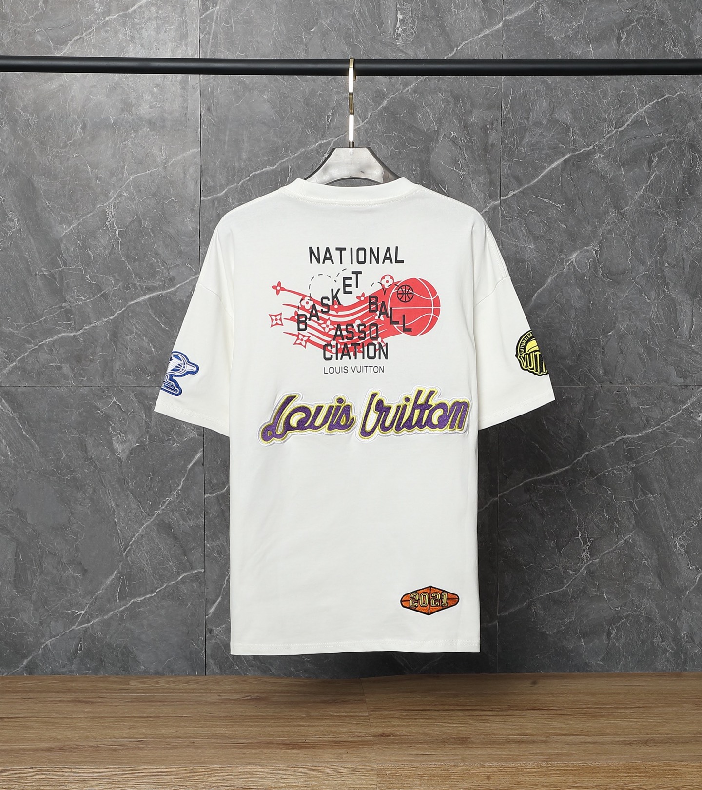 P110 款号：SA32 lv路易威登LOUIS VUITTO驴家1v经典联名nba刺绣满身图案字母半袖T恤短袖 面料：采用320G 100%纯棉双纱面料 同缸定染特种加粗32支双股1X1螺纹克纯棉面料。 码数：S M L XL 颜色：白色