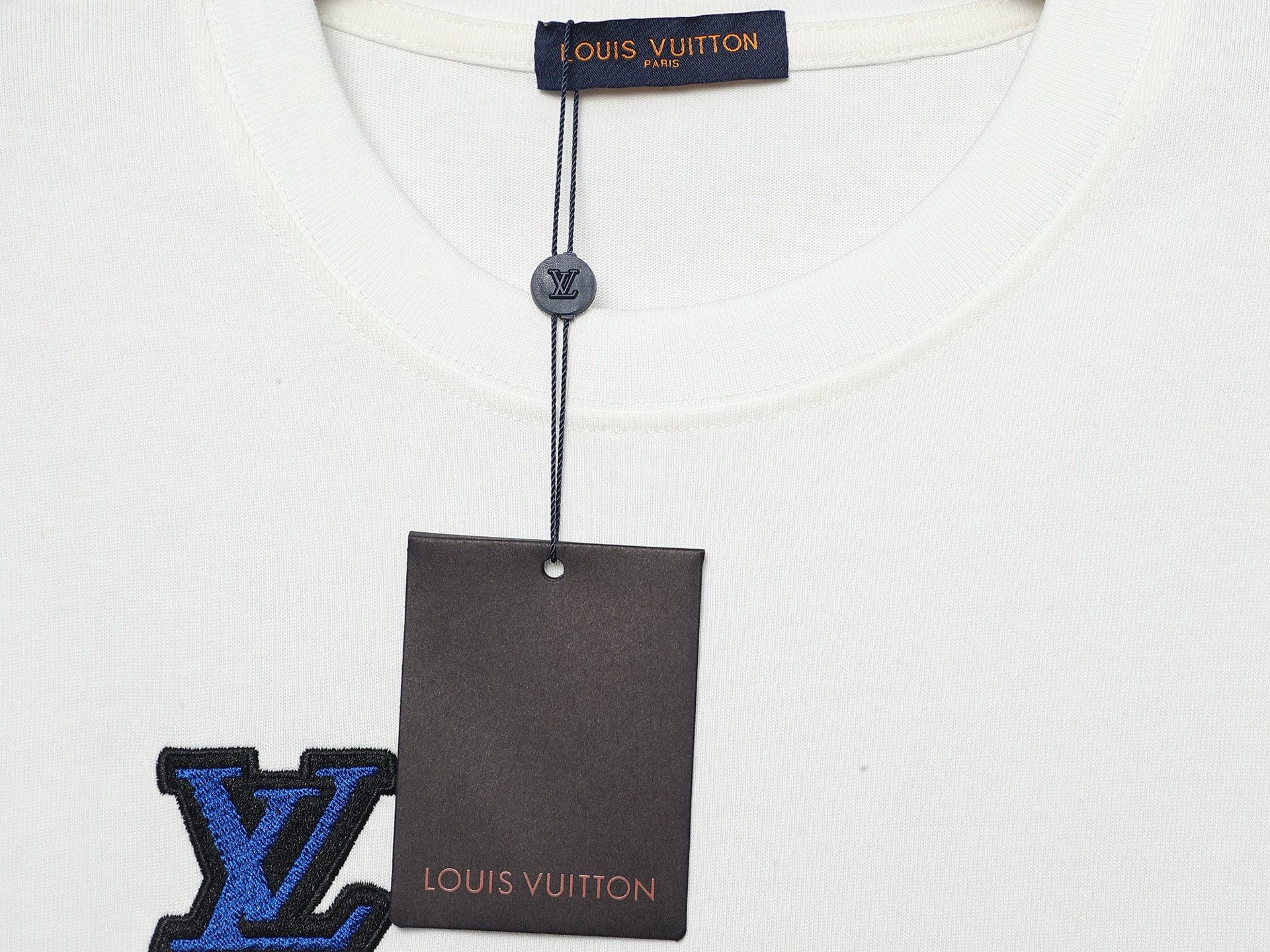 P110 款号：SA32 lv路易威登LOUIS VUITTO驴家1v经典联名nba刺绣满身图案字母半袖T恤短袖 面料：采用320G 100%纯棉双纱面料 同缸定染特种加粗32支双股1X1螺纹克纯棉面料。 码数：S M L XL 颜色：白色