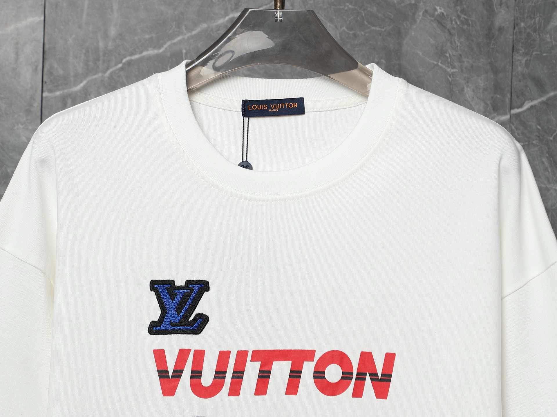 P110 款号：SA32 lv路易威登LOUIS VUITTO驴家1v经典联名nba刺绣满身图案字母半袖T恤短袖 面料：采用320G 100%纯棉双纱面料 同缸定染特种加粗32支双股1X1螺纹克纯棉面料。 码数：S M L XL 颜色：白色