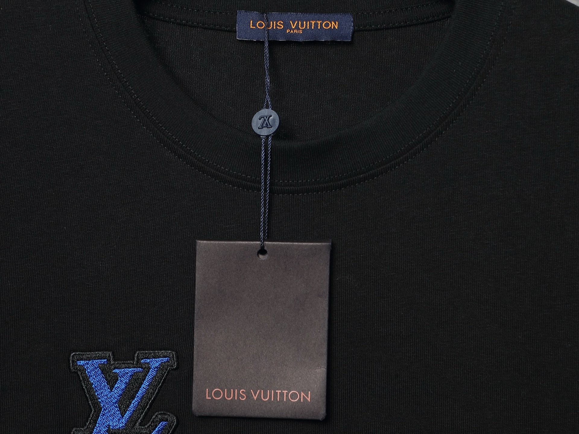 P110 款号：SA32 lv路易威登LOUIS VUITTO驴家1v经典联名nba刺绣满身图案字母半袖T恤短袖 面料：采用320G 100%纯棉双纱面料 同缸定染特种加粗32支双股1X1螺纹克纯棉面料。 码数：S M L XL 颜色：黑色