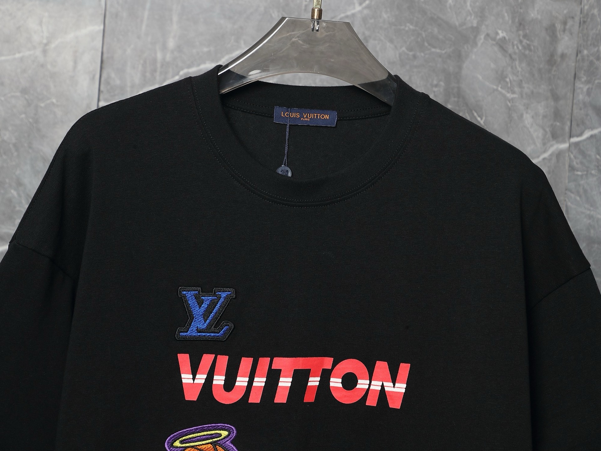 P110 款号：SA32 lv路易威登LOUIS VUITTO驴家1v经典联名nba刺绣满身图案字母半袖T恤短袖 面料：采用320G 100%纯棉双纱面料 同缸定染特种加粗32支双股1X1螺纹克纯棉面料。 码数：S M L XL 颜色：黑色