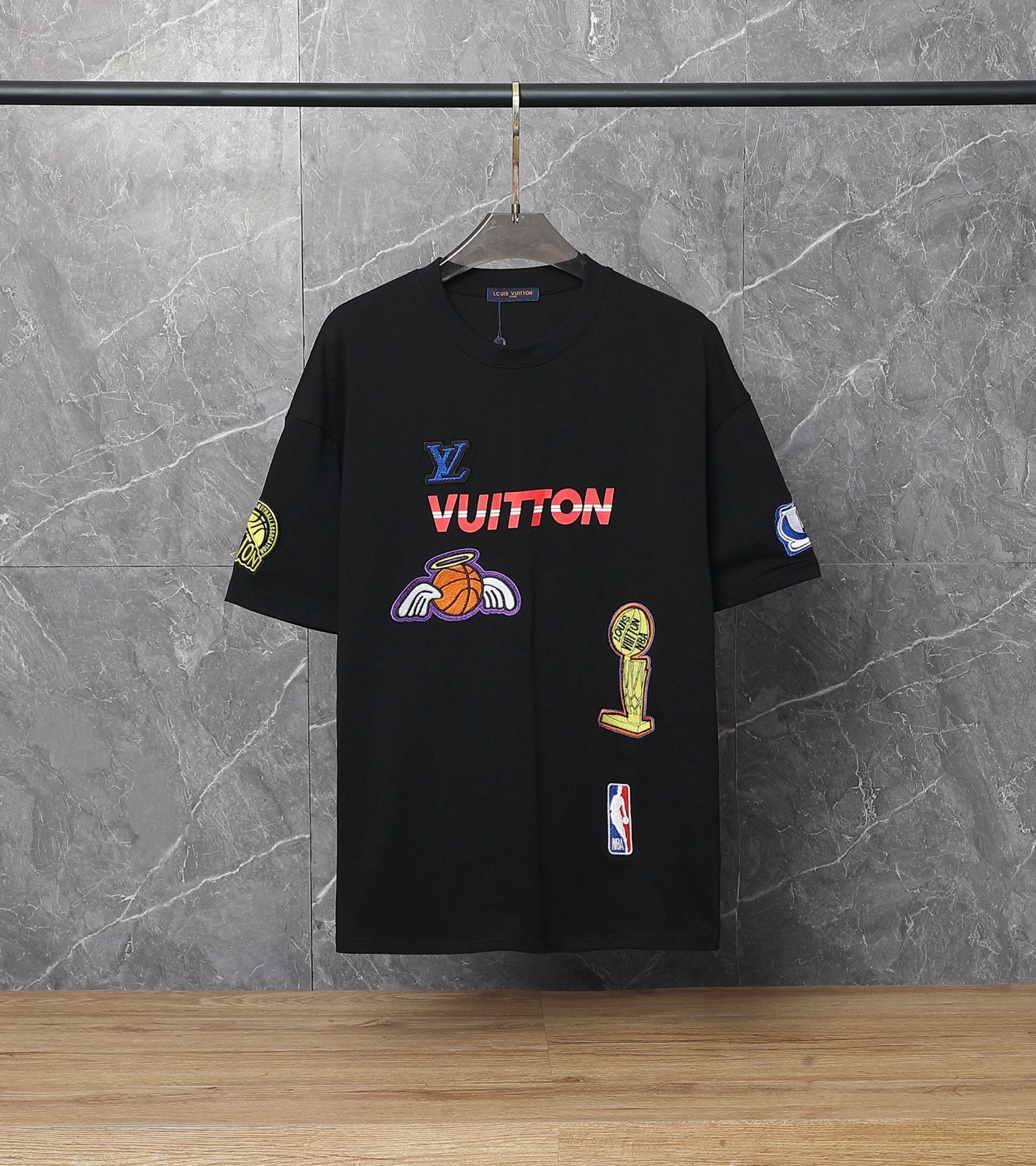 P110 款号：SA32 lv路易威登LOUIS VUITTO驴家1v经典联名nba刺绣满身图案字母半袖T恤短袖 面料：采用320G 100%纯棉双纱面料 同缸定染特种加粗32支双股1X1螺纹克纯棉面料。 码数：S M L XL 颜色：黑色