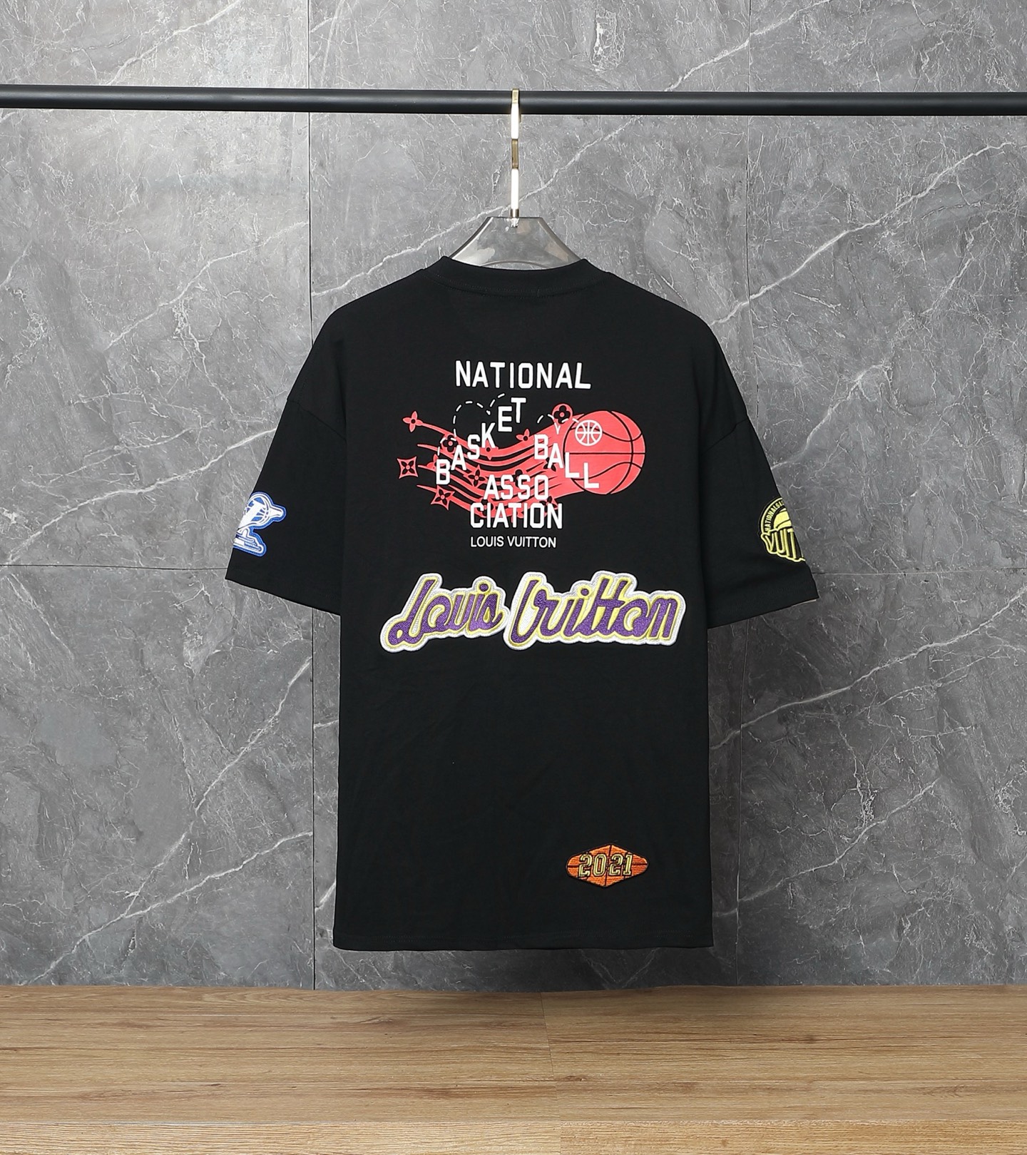 P110 款号：SA32 lv路易威登LOUIS VUITTO驴家1v经典联名nba刺绣满身图案字母半袖T恤短袖 面料：采用320G 100%纯棉双纱面料 同缸定染特种加粗32支双股1X1螺纹克纯棉面料。 码数：S M L XL 颜色：黑色