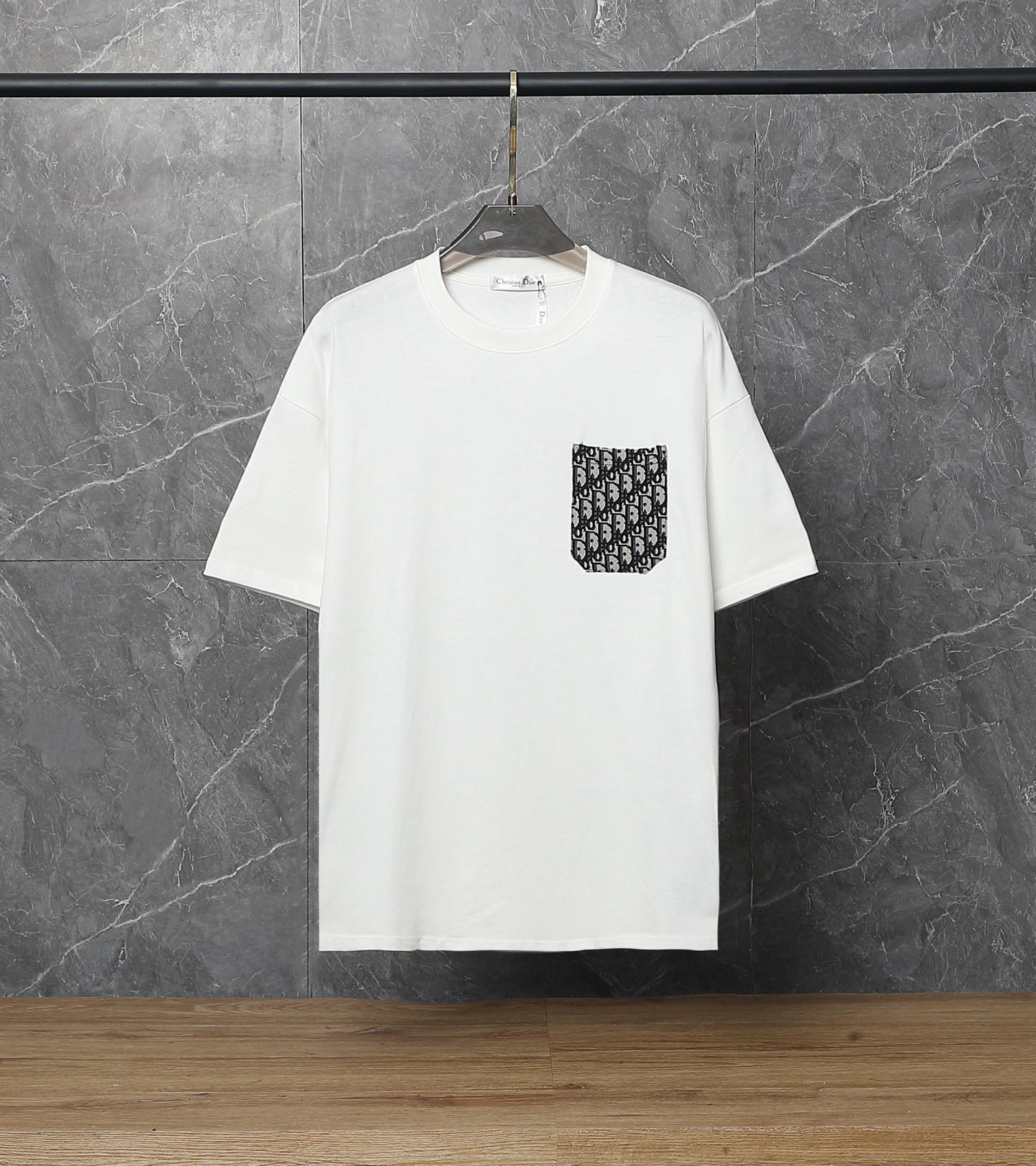 P75 款号:SA35 Dior 迪奥胸前经典提花贴布口袋 后背条纹印花短袖T恤 面料:采用320G 100%纯棉双纱面料 同缸定染特种加粗32支双股1X1螺纹克纯棉面料。 码数:S M L XL 颜色:白色