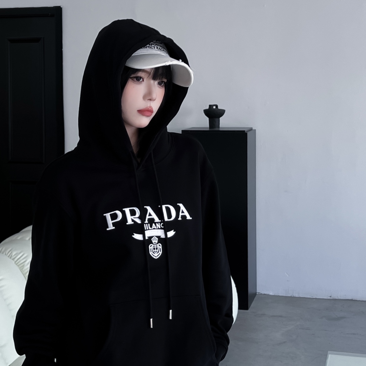 18普拉达Prada 经典款Logo刺绣连帽卫衣