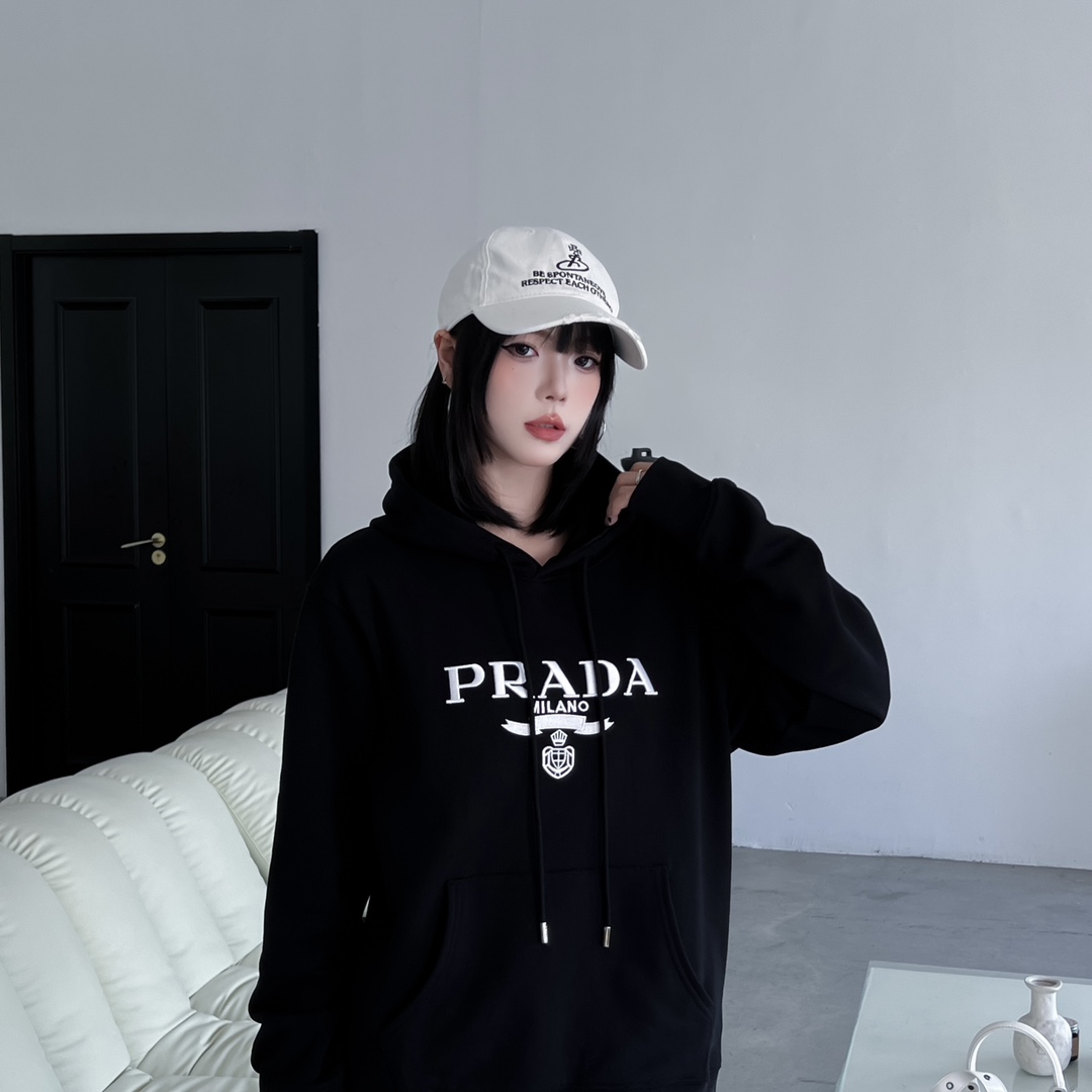 18普拉达Prada 经典款Logo刺绣连帽卫衣