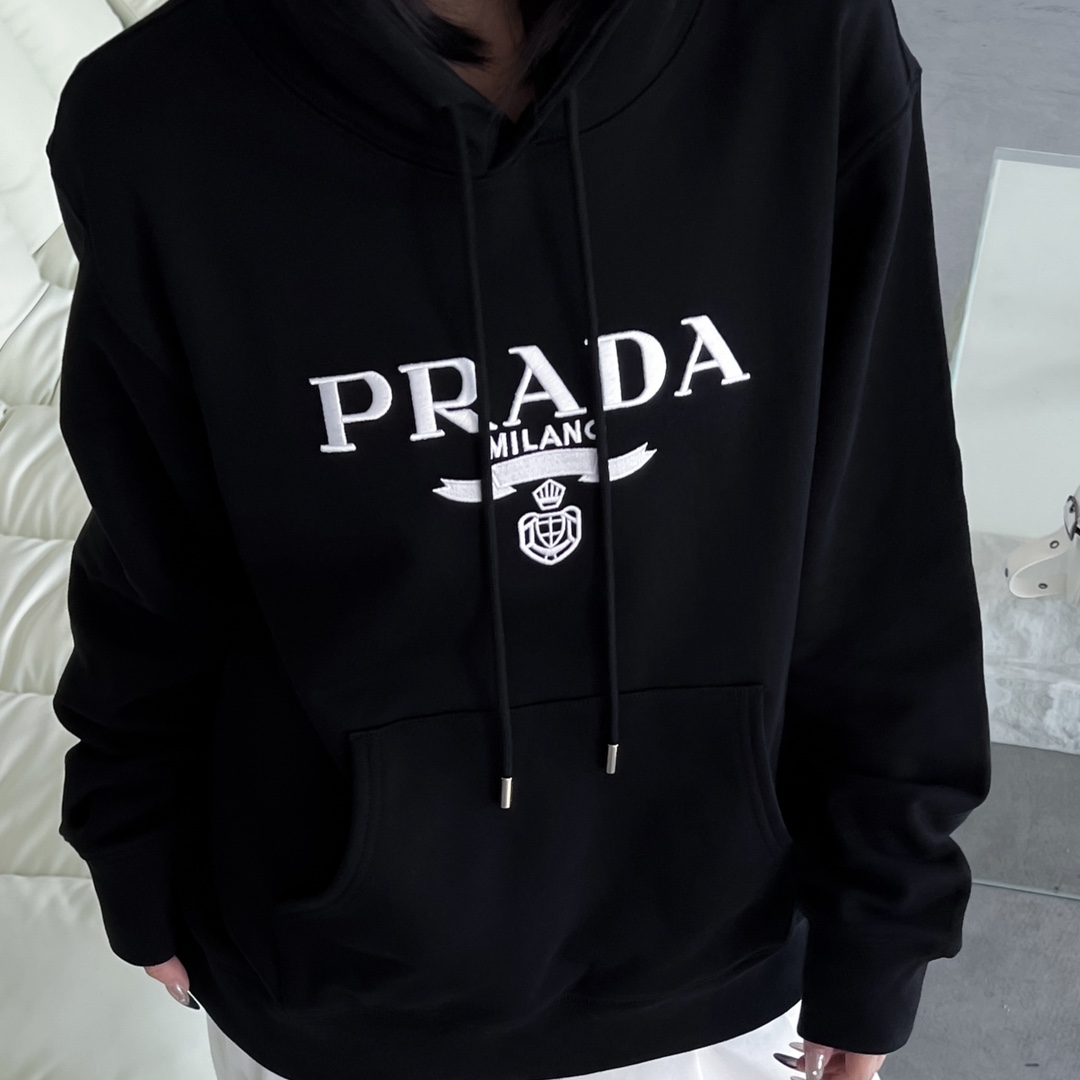 18普拉达Prada 经典款Logo刺绣连帽卫衣