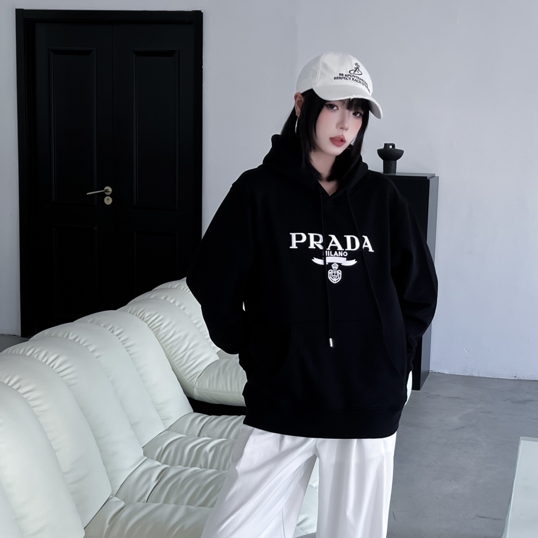 18普拉达Prada 经典款Logo刺绣连帽卫衣