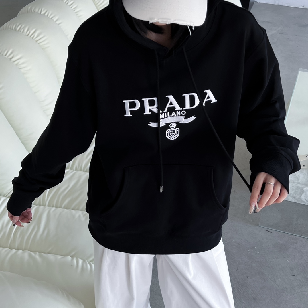 18普拉达Prada 经典款Logo刺绣连帽卫衣