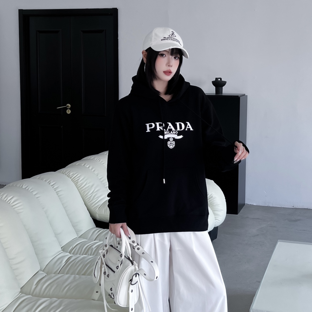 18普拉达Prada 经典款Logo刺绣连帽卫衣